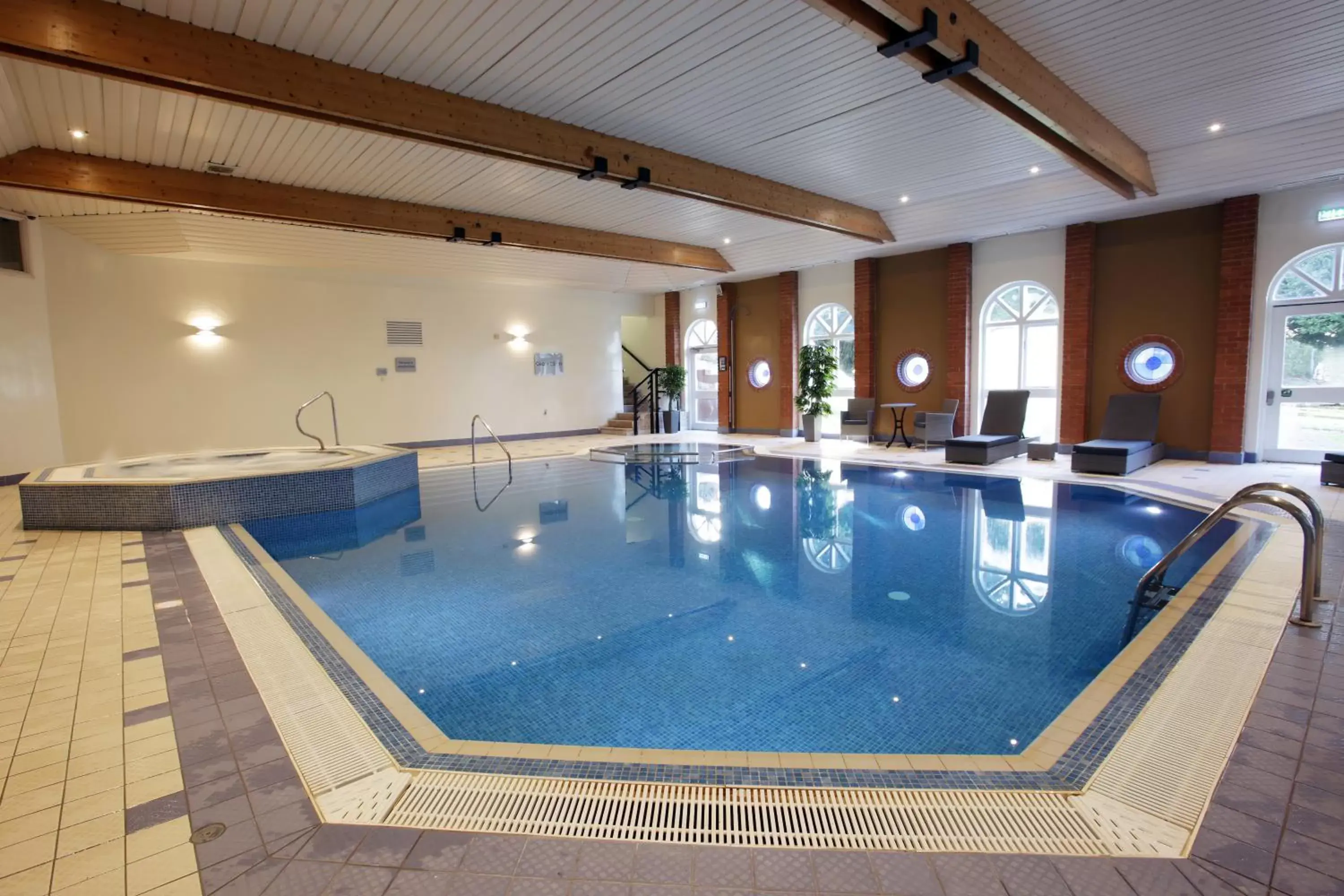 Hot Tub, Swimming Pool in Hogs Back Hotel & Spa