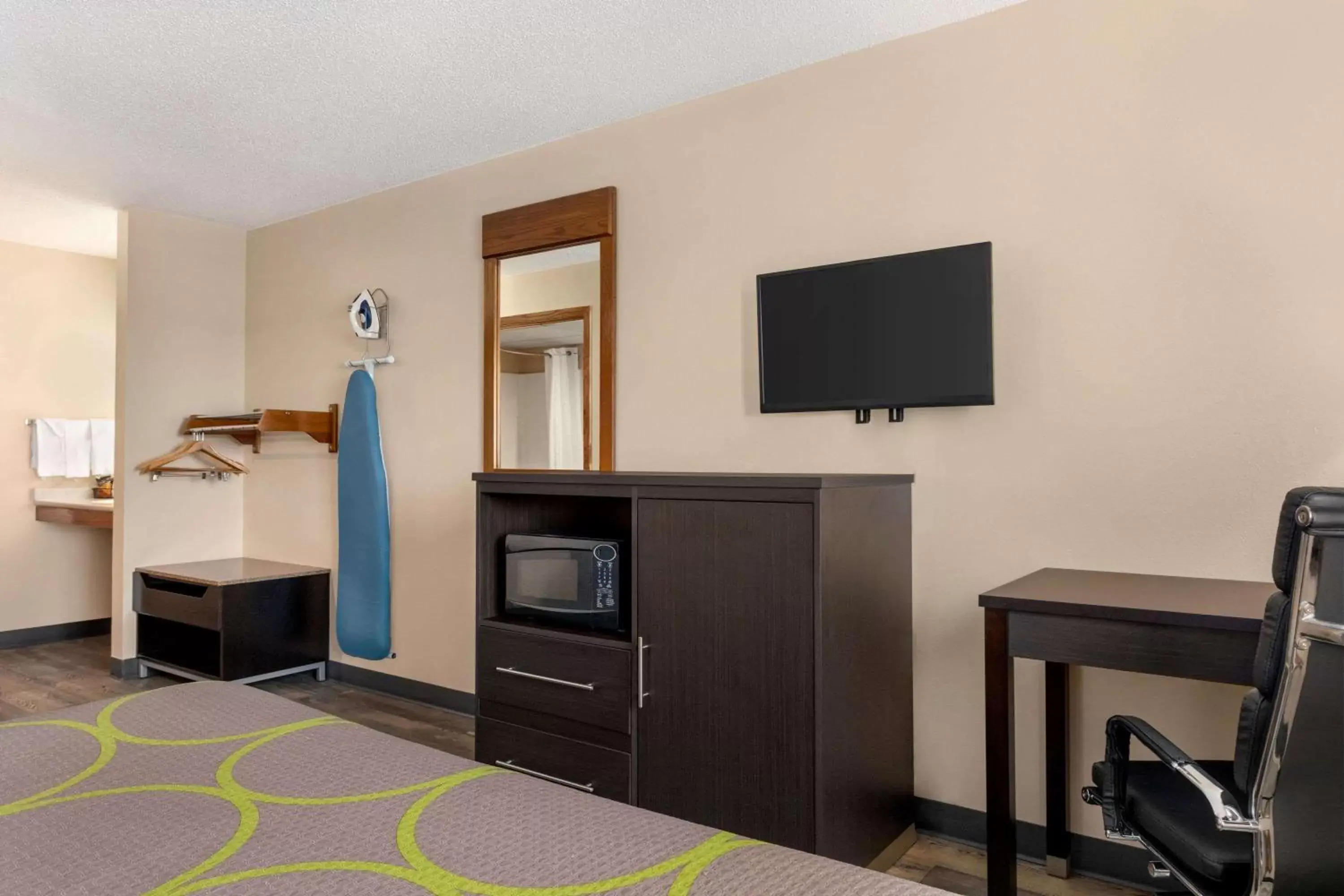 Photo of the whole room, TV/Entertainment Center in Super 8 by Wyndham Chillicothe