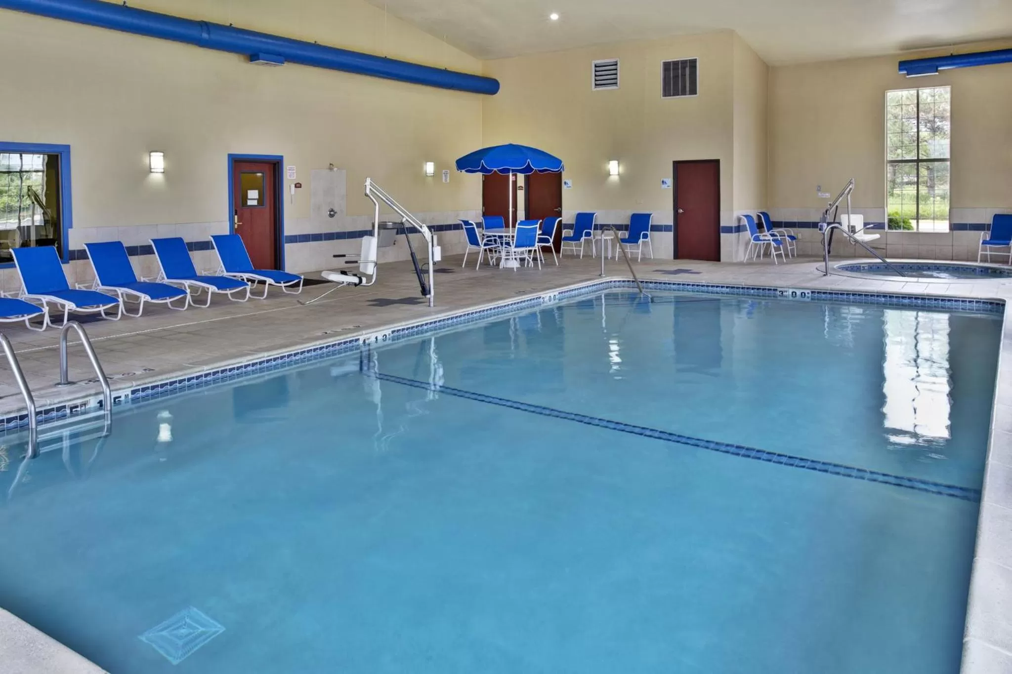 Swimming pool in Holiday Inn Express Hotel & Suites Woodhaven by IHG