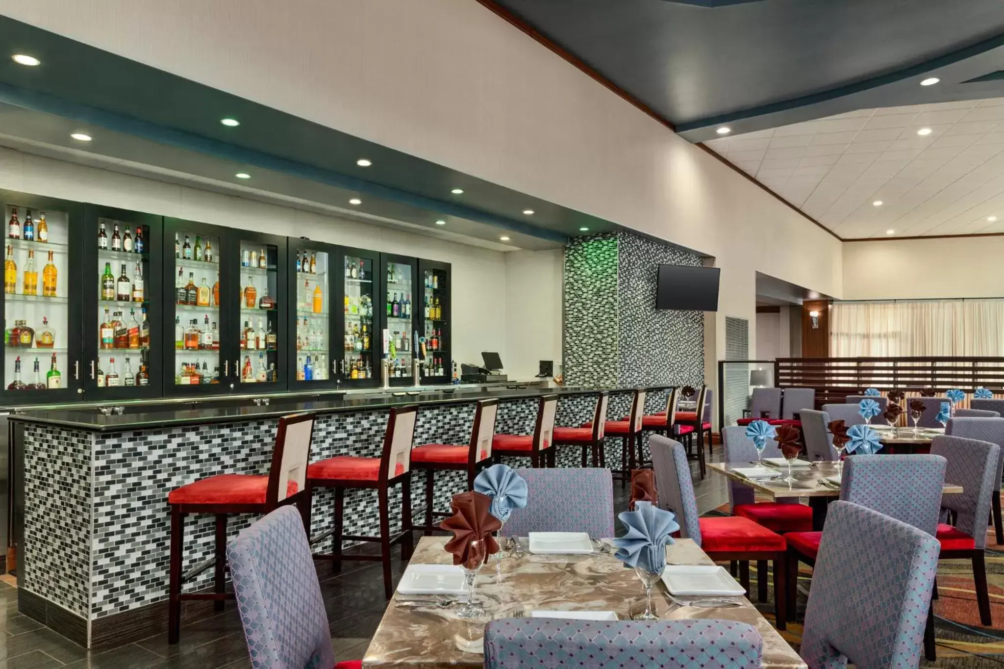 Lounge or bar, Restaurant/Places to Eat in Holiday Inn Louisville East - Hurstbourne, an IHG Hotel