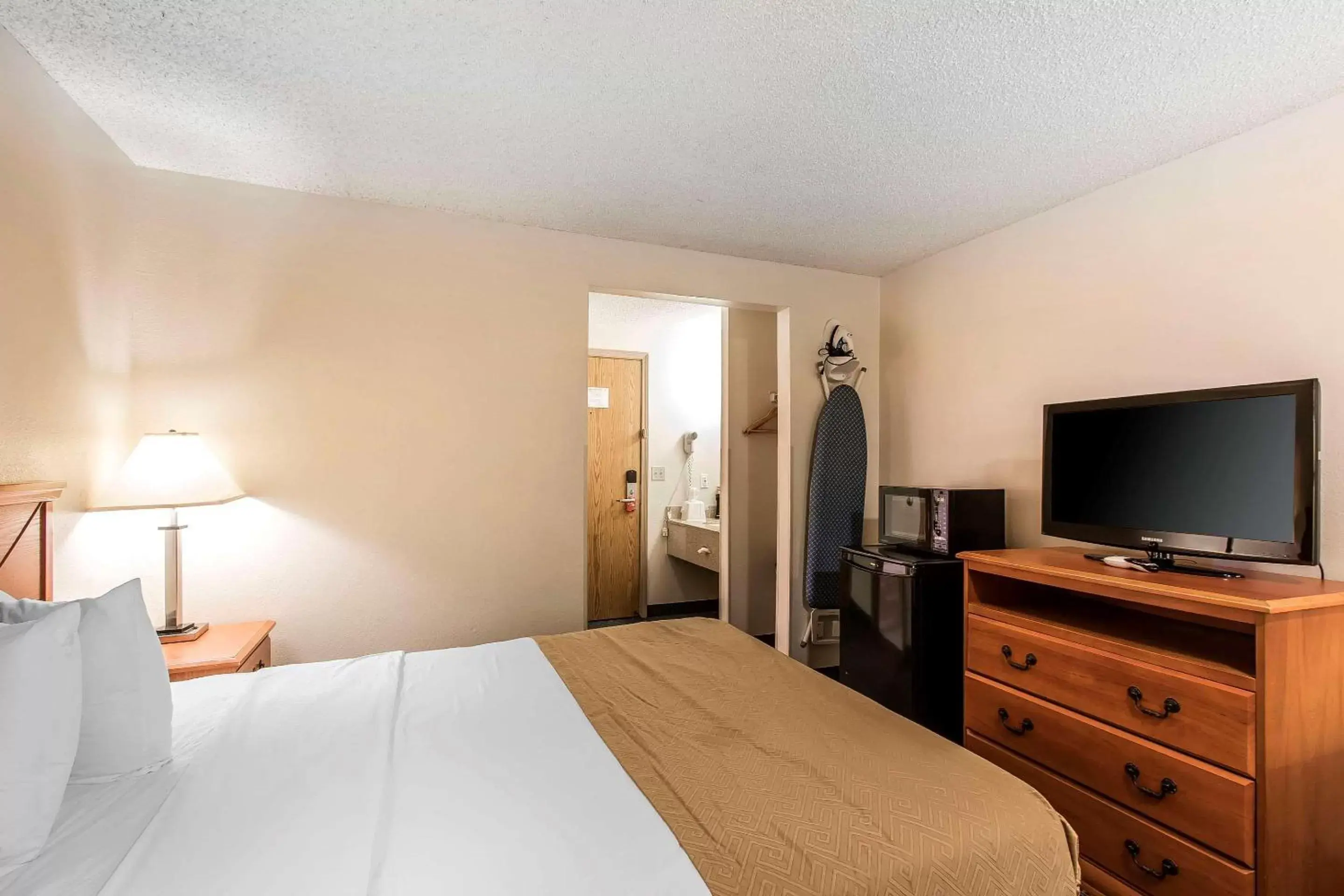 Photo of the whole room, Bed in Econo Lodge Inn & Suites Clinton
