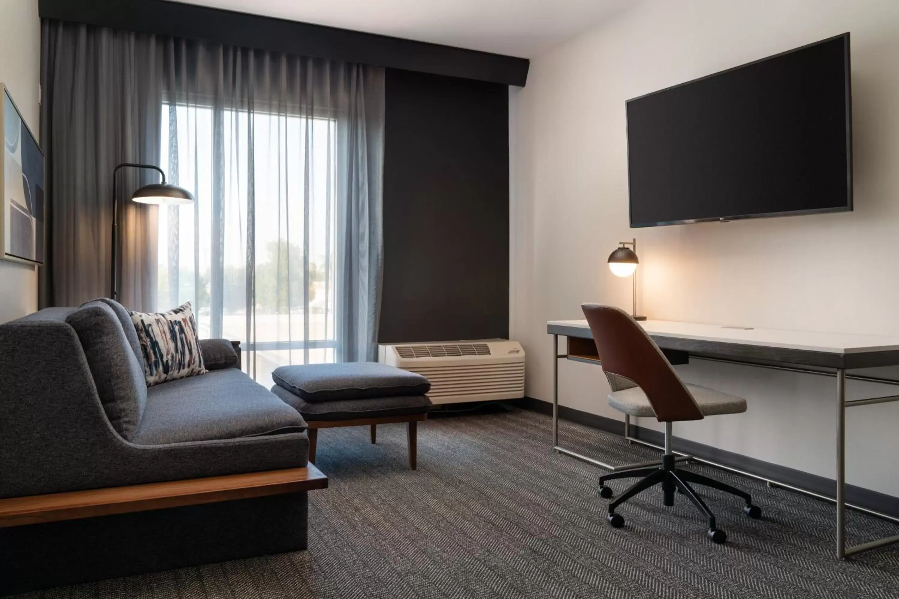 Bedroom, Seating Area in Courtyard by Marriott Fresno Clovis