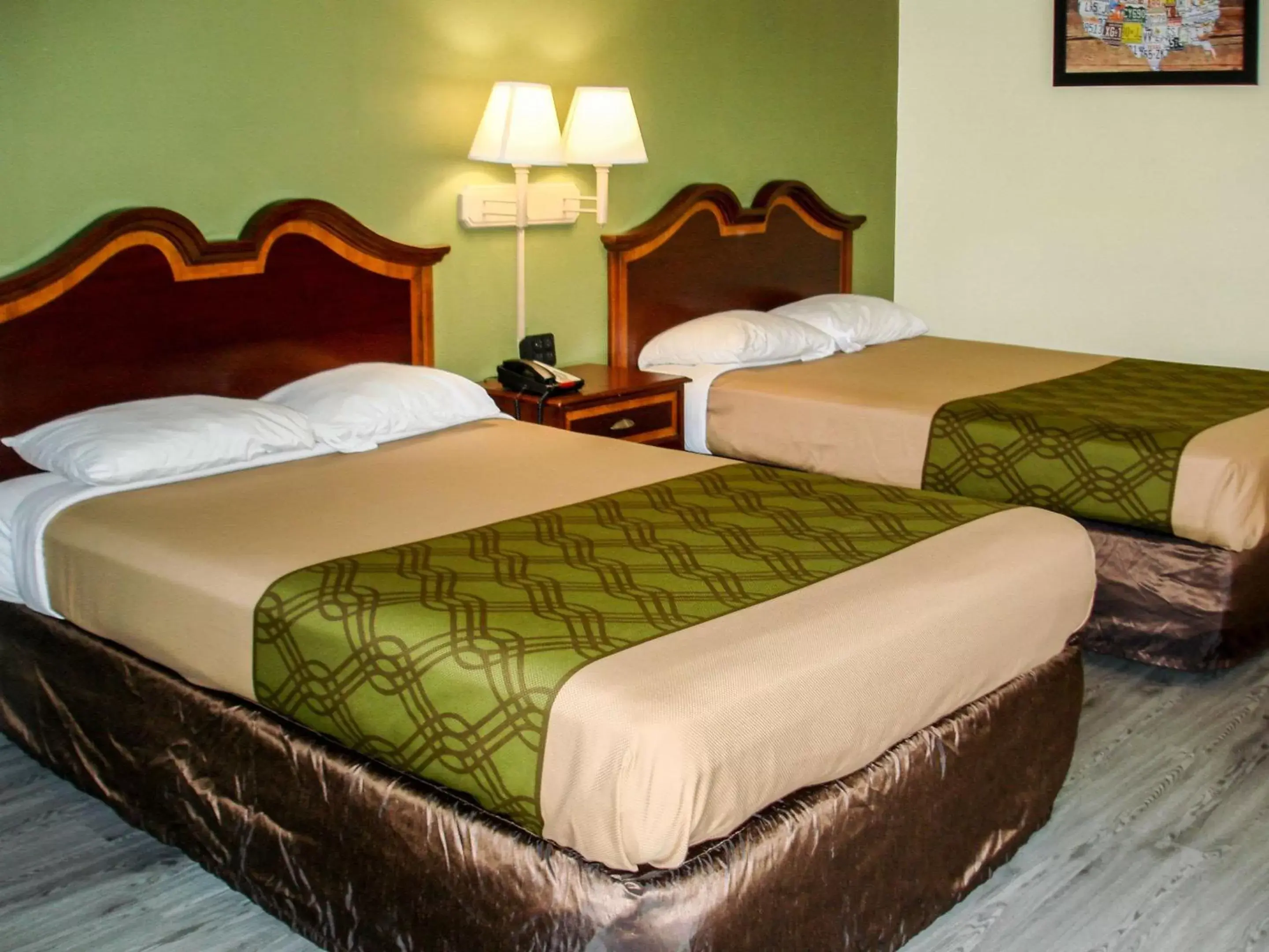 Photo of the whole room, Bed in Econo Lodge Texarkana I-30