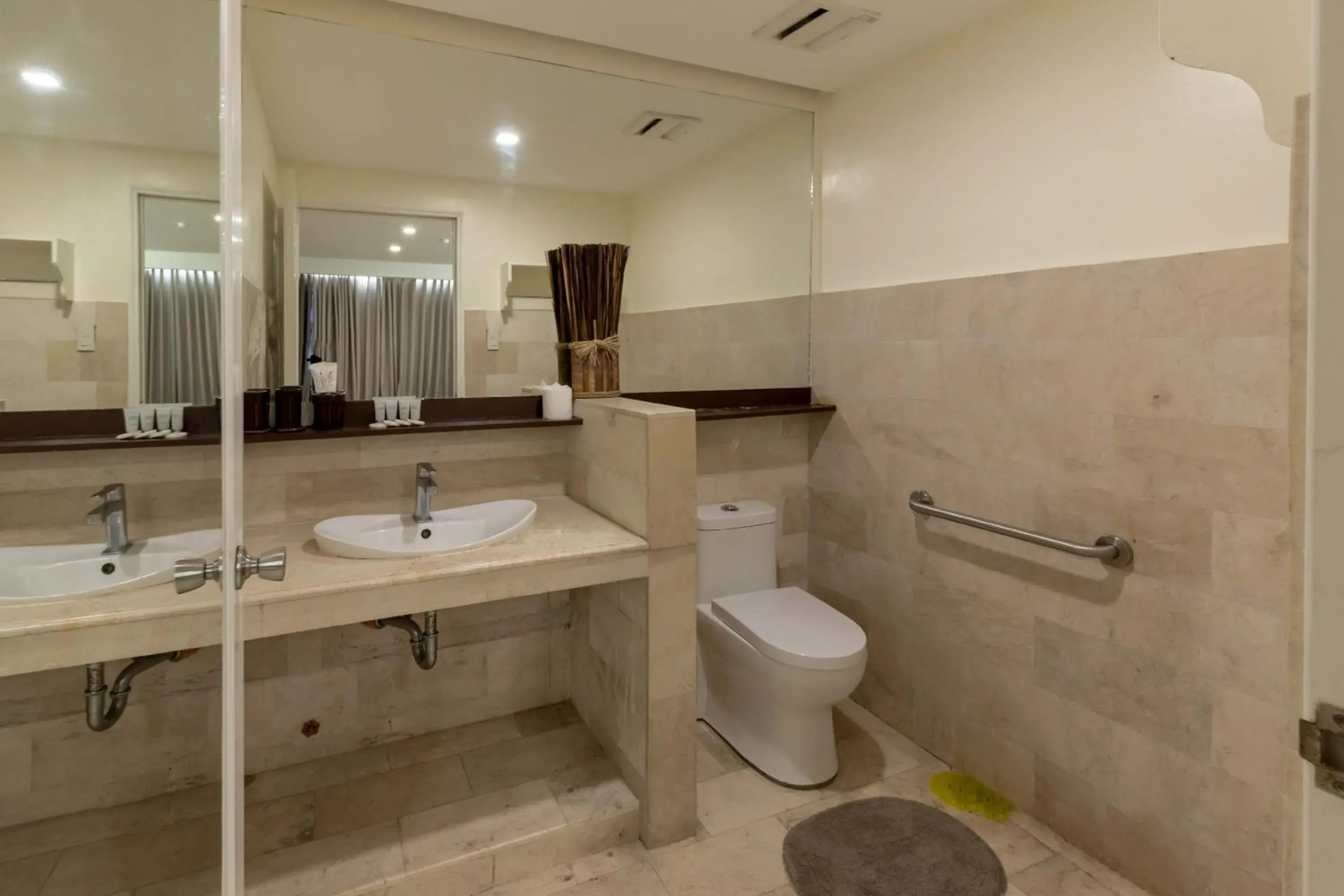 Bathroom in Selah Garden Hotel Manila