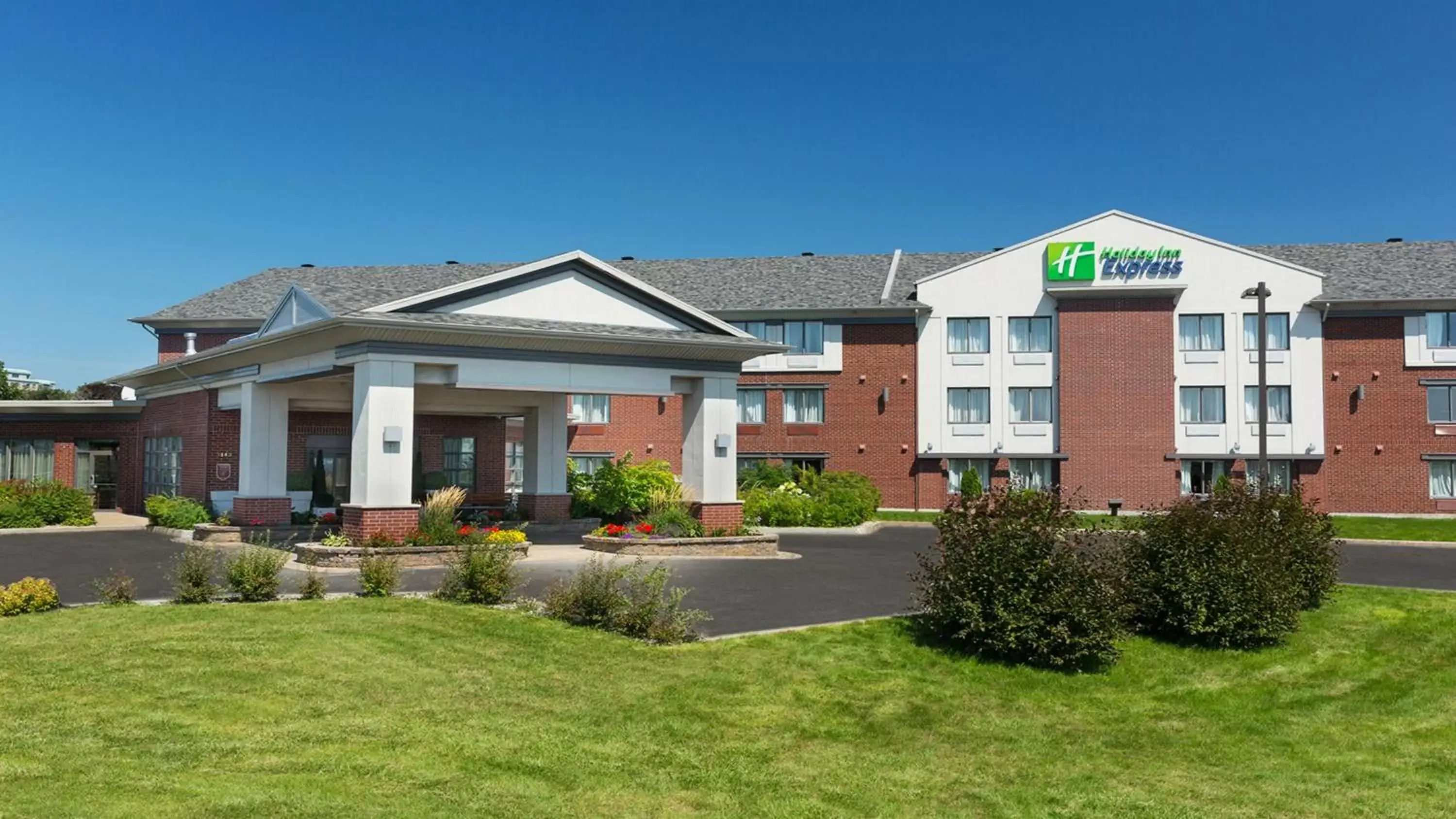Property Building in Holiday Inn Express Quebec City-Sainte Foy, an IHG Hotel