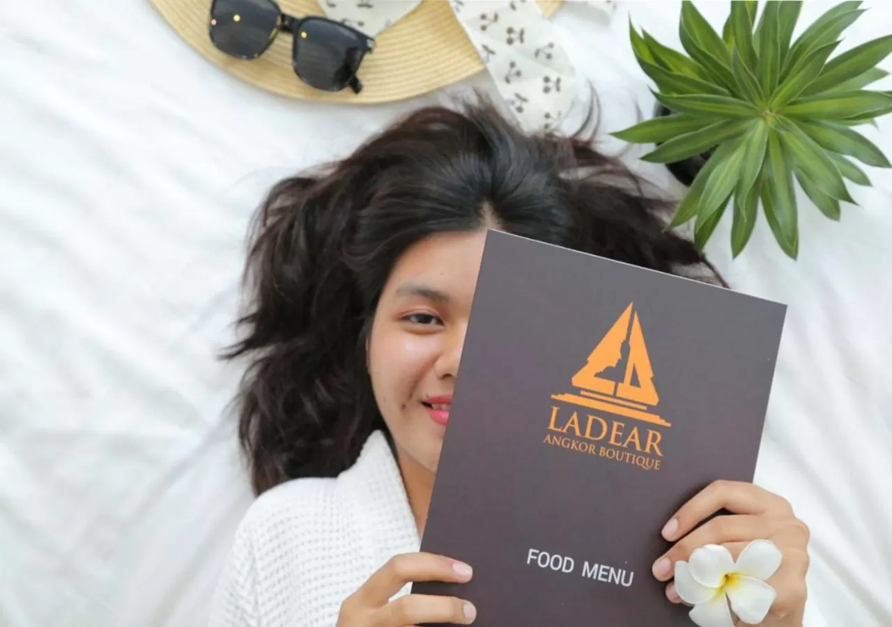 Logo/Certificate/Sign in Ladear Privilege Rooms