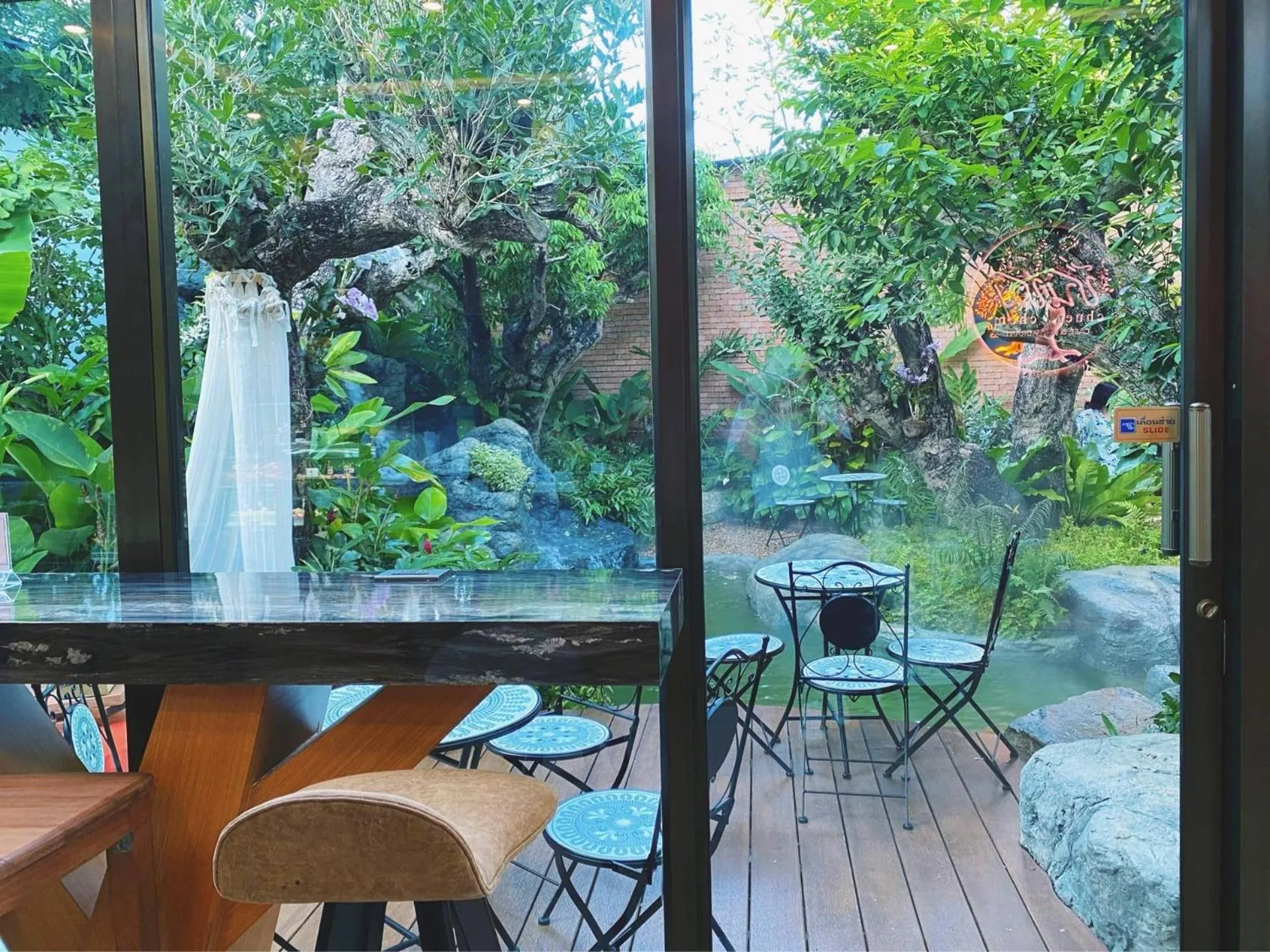 Restaurant/places to eat in Flora Ville-SHA PLUS