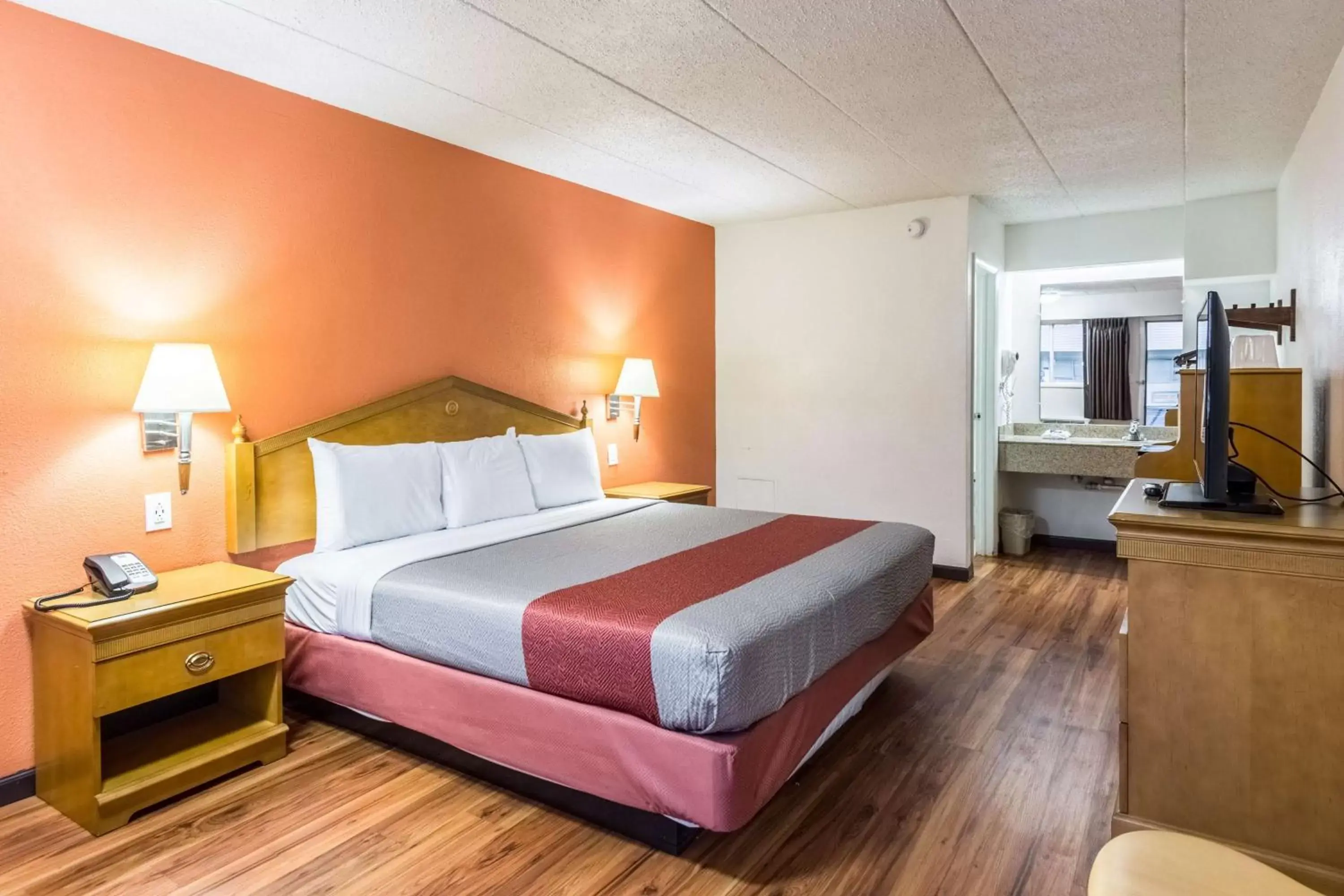 TV and multimedia, Bed in Motel 6-Grove City, OH