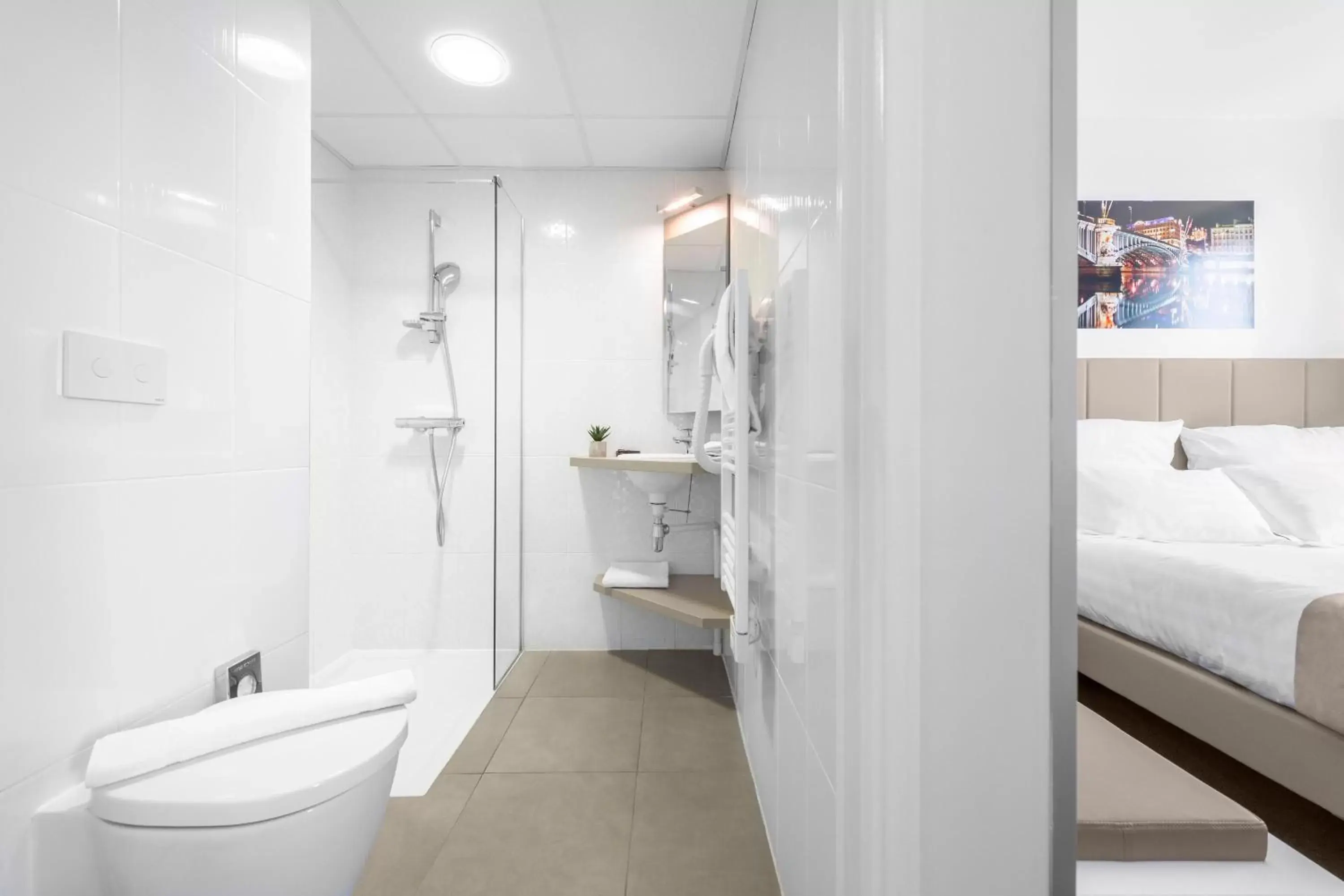 Shower, Bathroom in Kyriad Lyon Est Stadium Eurexpo Meyzieu