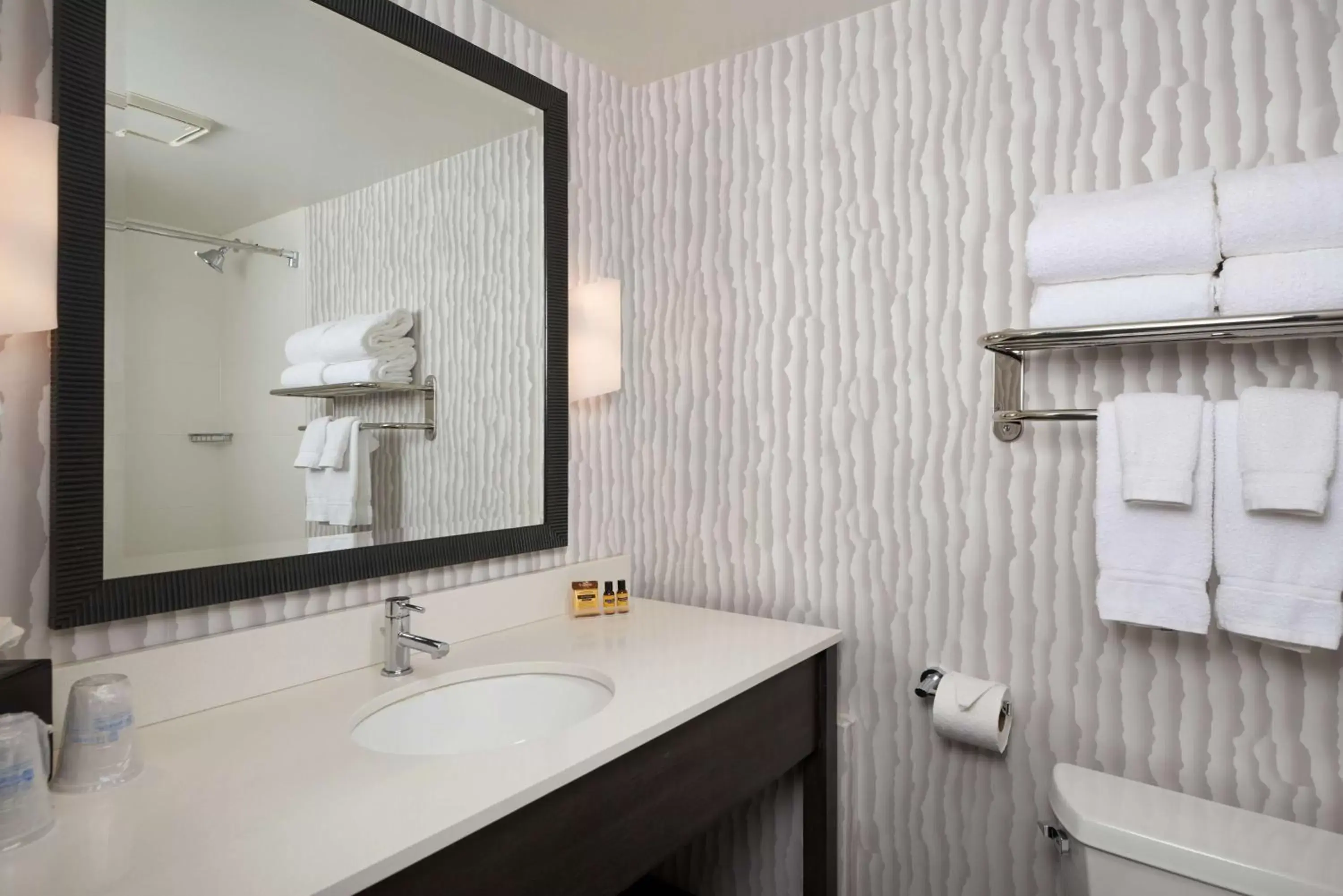 Photo of the whole room, Bathroom in Best Western Plus Agate Beach Inn