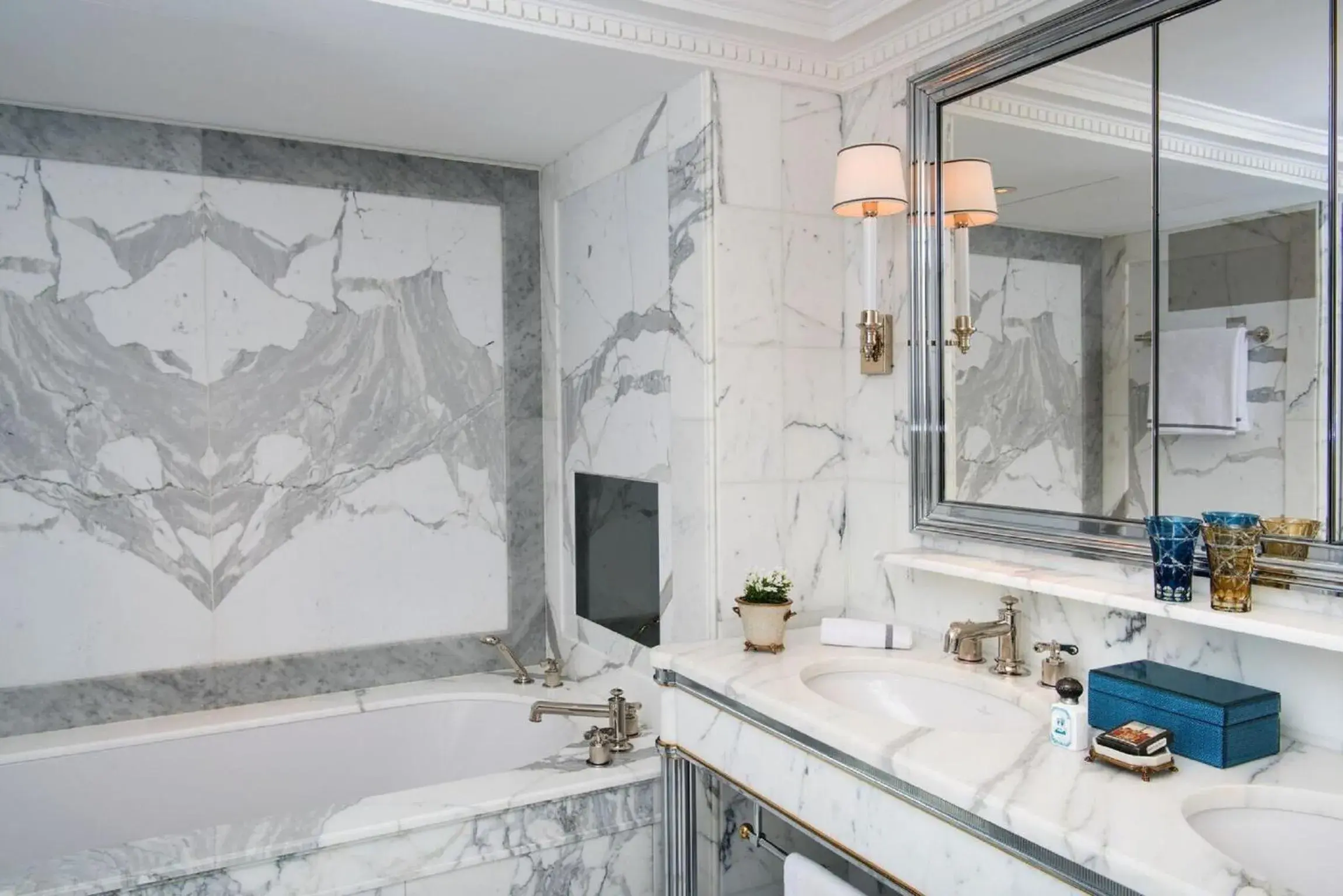 Bathroom in Hotel de Crillon Bathroom in Hotel de Crillon