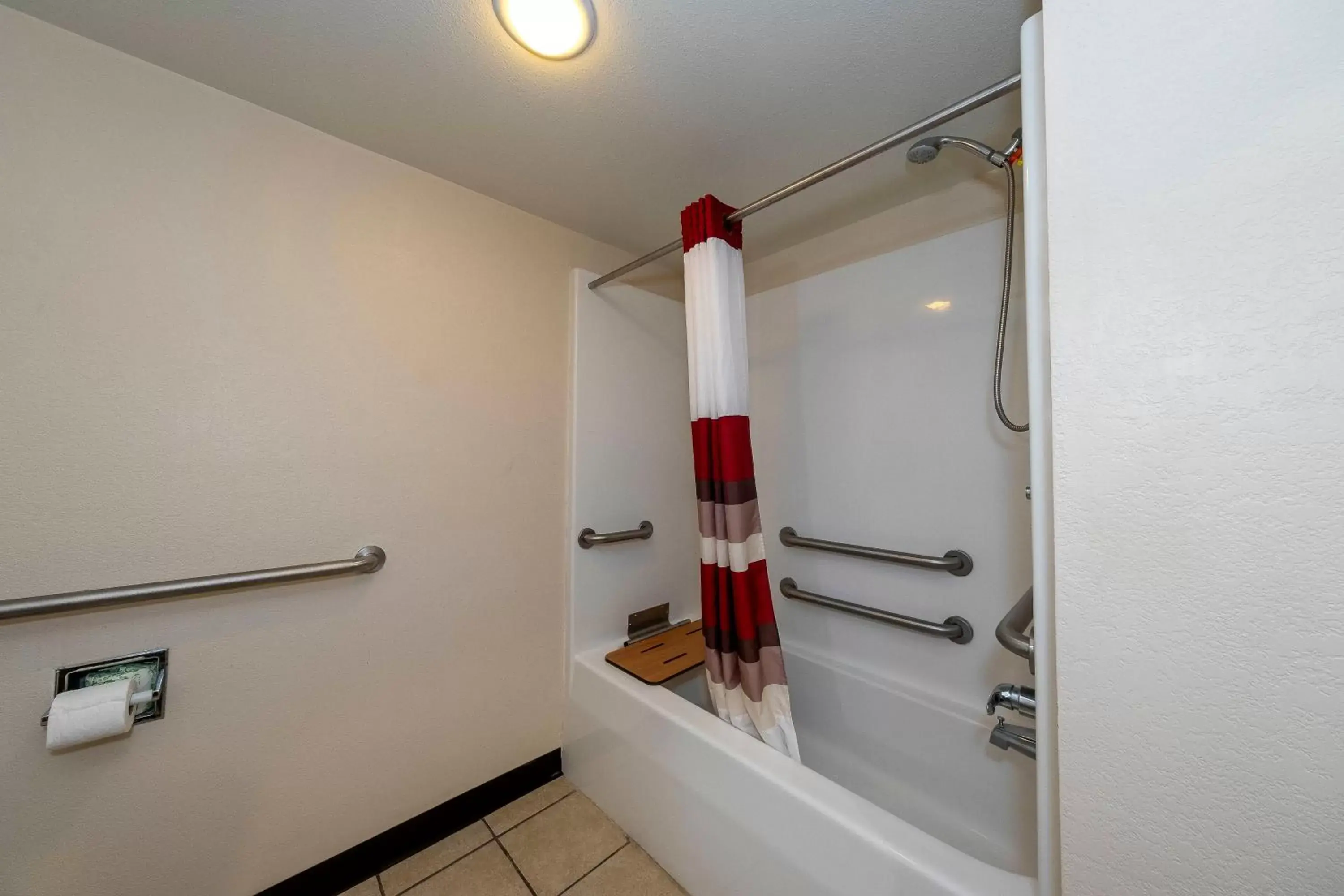 Bathroom in Red Roof Inn & Suites Biloxi-Ocean Springs