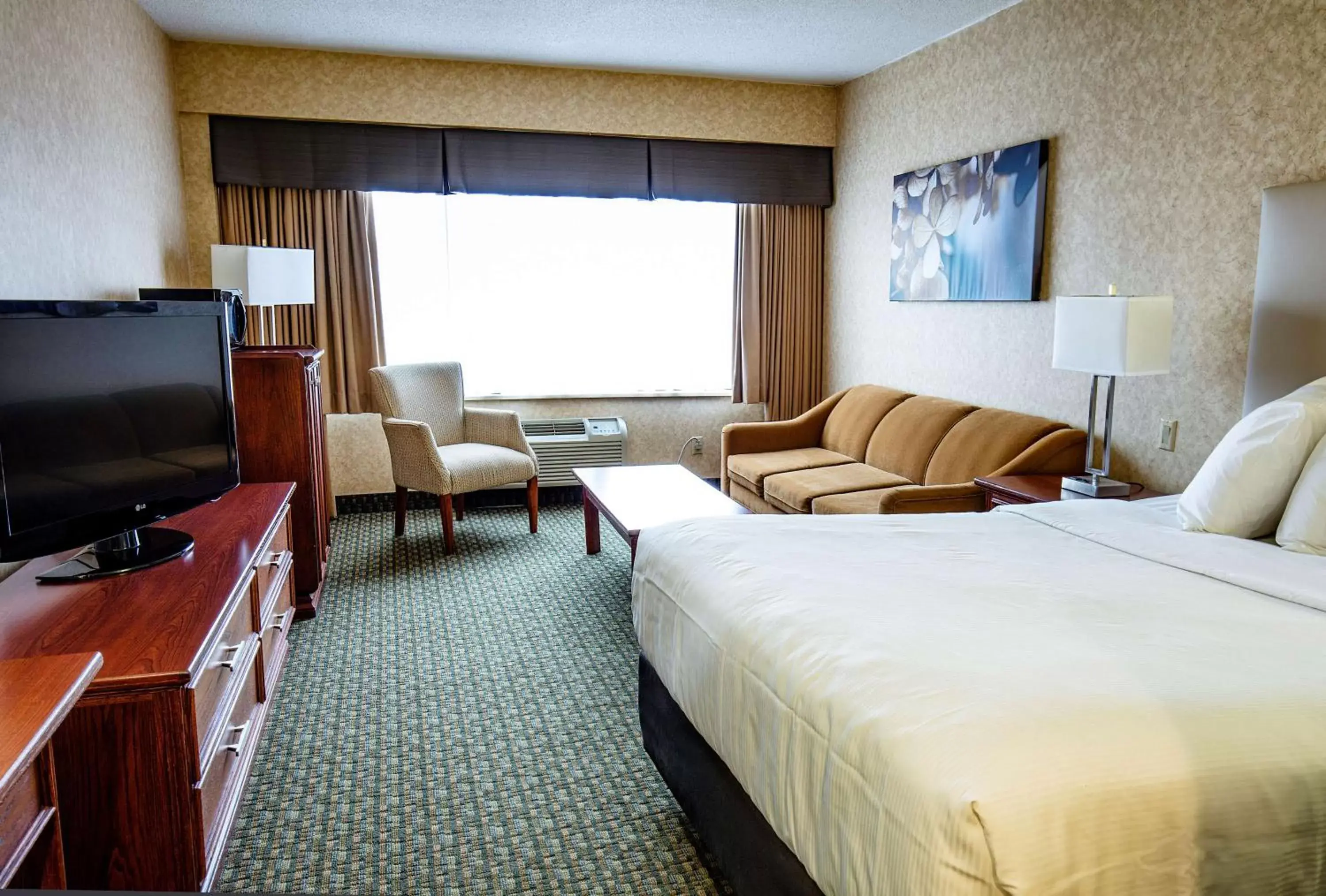 Photo of the whole room, Bed in Best Western Voyageur Place Hotel