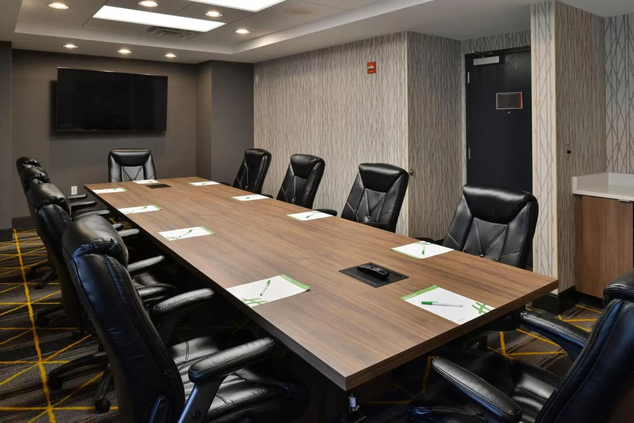 Meeting/conference room in Holiday Inn Hotel & Suites Overland Park-Convention Center, an IHG Hotel