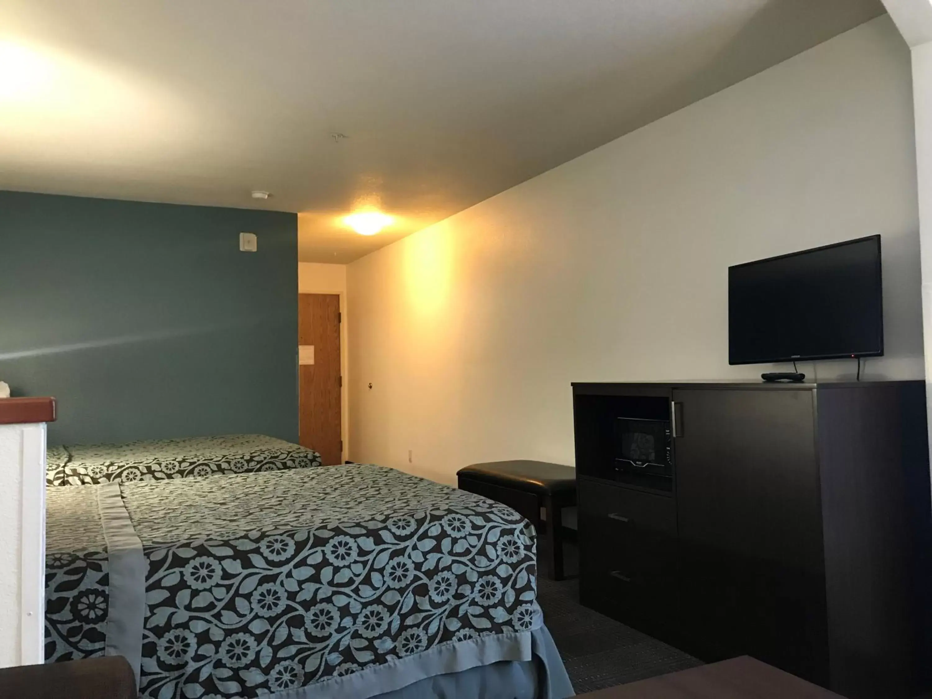 Bed in Days Inn & Suites by Wyndham Gresham