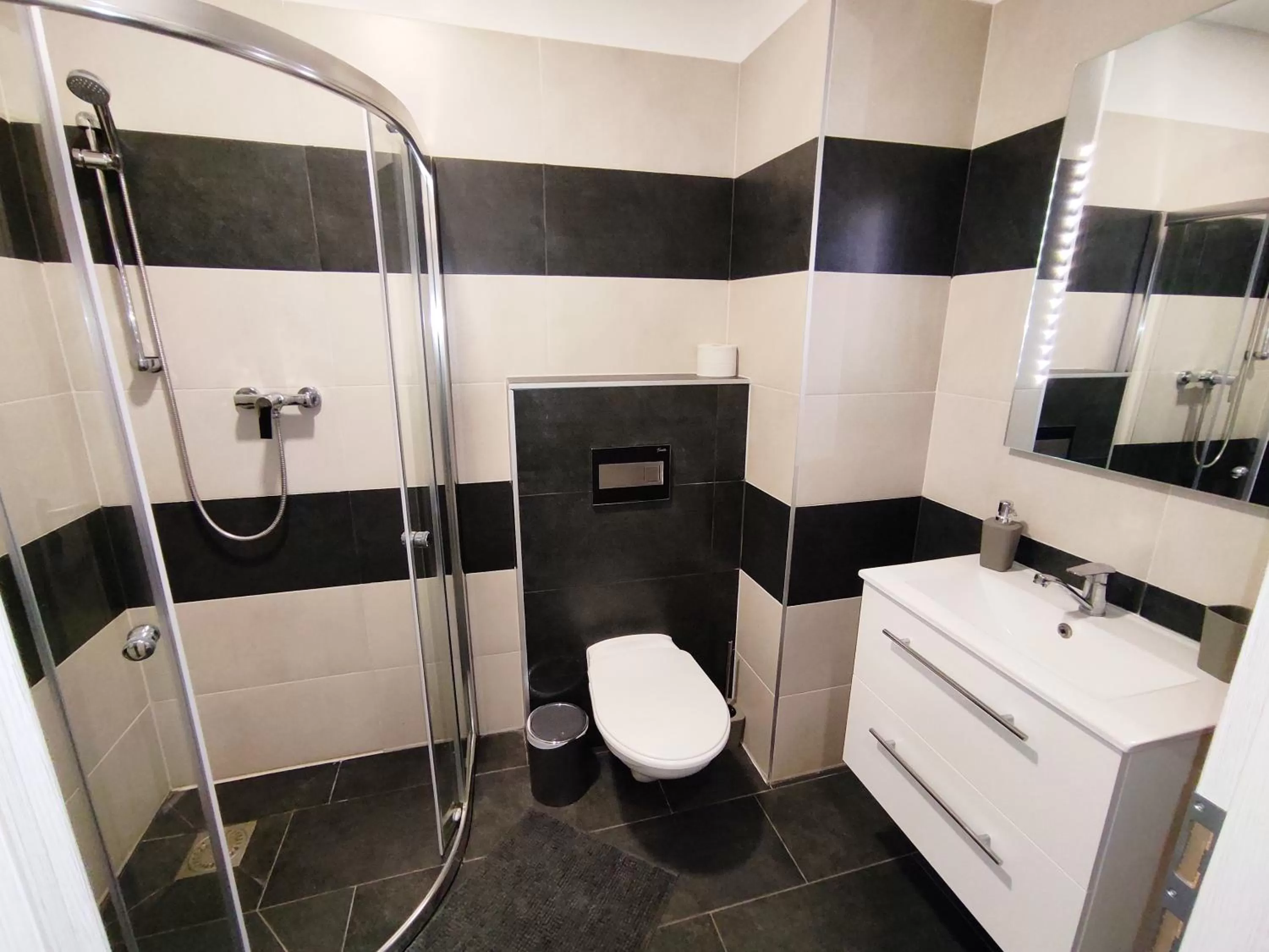 Shower in Hotel Slobi