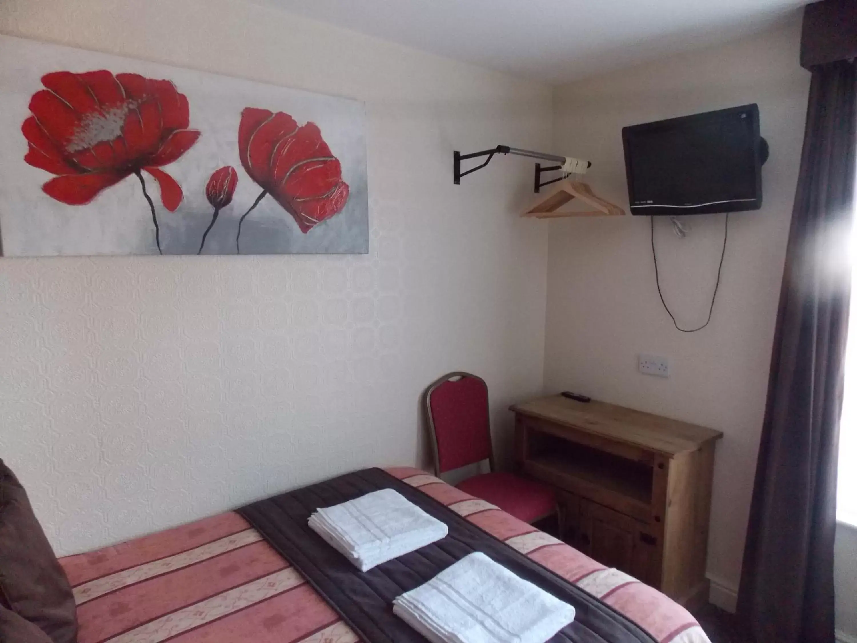 Bedroom, TV/Entertainment Center in The Trafford Hotel