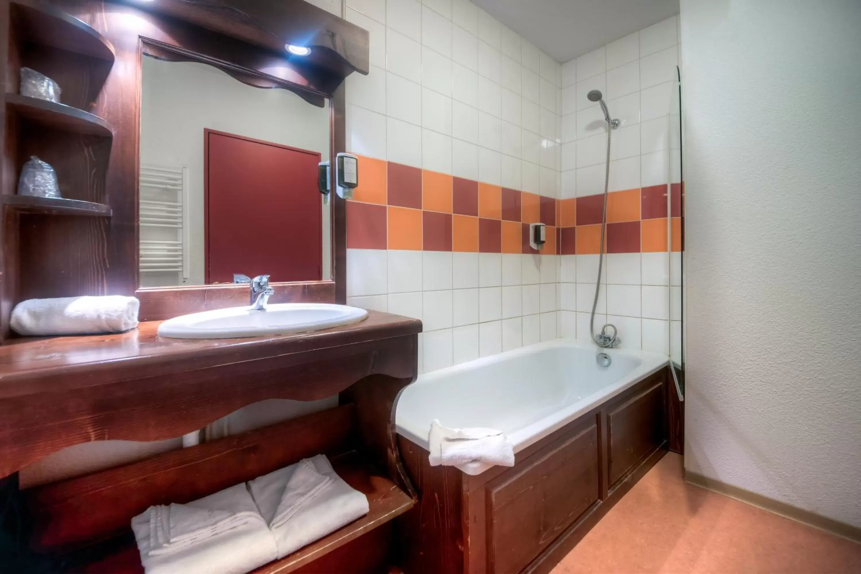 Shower, Bathroom in Zenitude Hôtel-Résidences Les Terrasses du Lac
