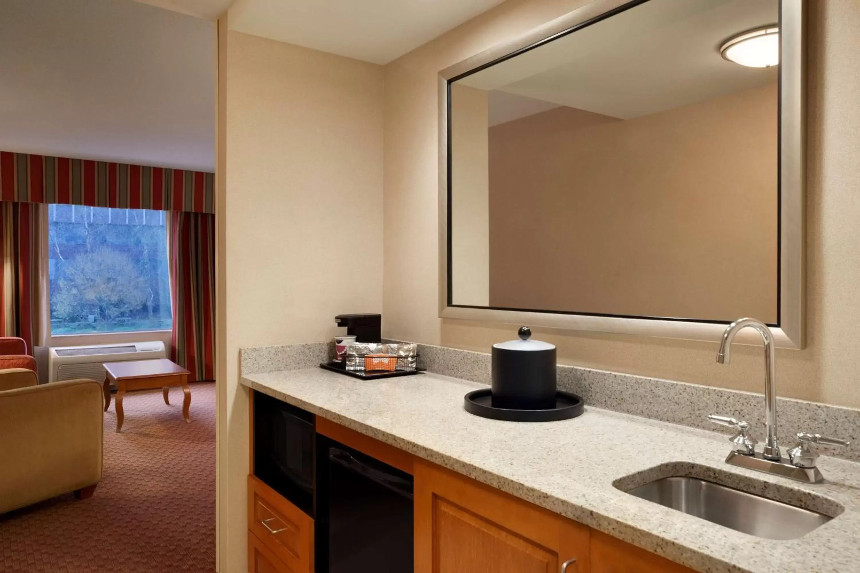 Bed, Kitchen/Kitchenette in Hampton Inn & Suites East Hartford