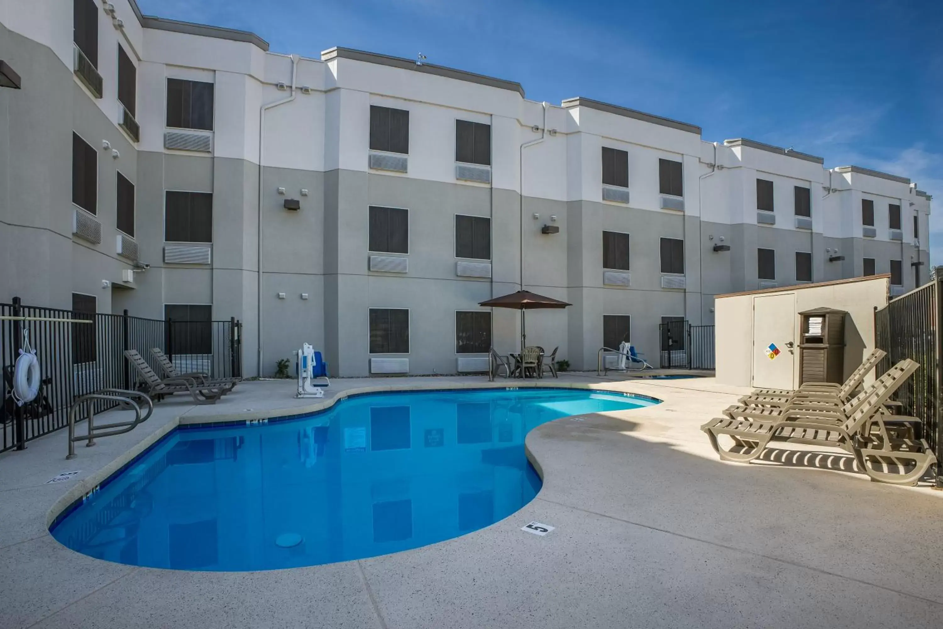 Swimming pool, Property Building in Surestay Plus Hotel by Best Western Superstition Springs