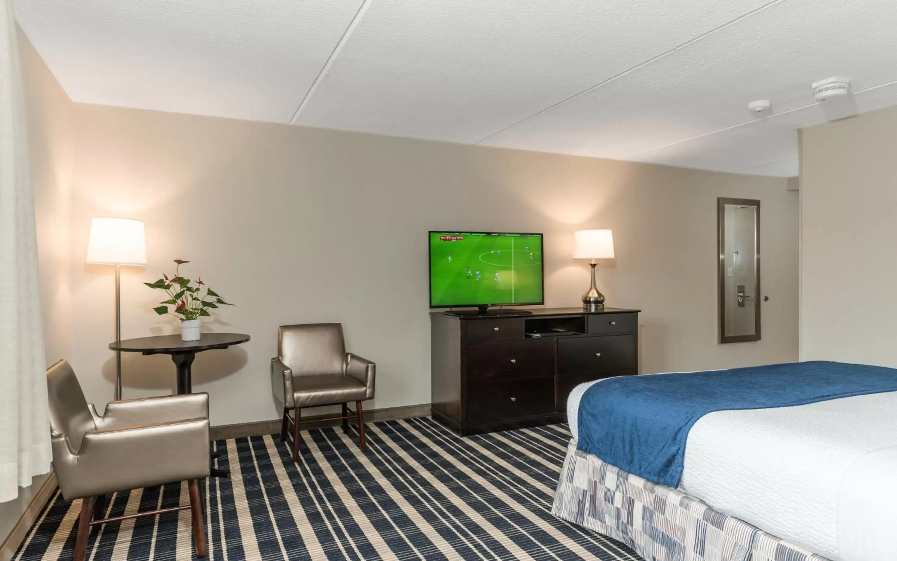 Bed, TV/Entertainment Center in Rockport Inn and Suites