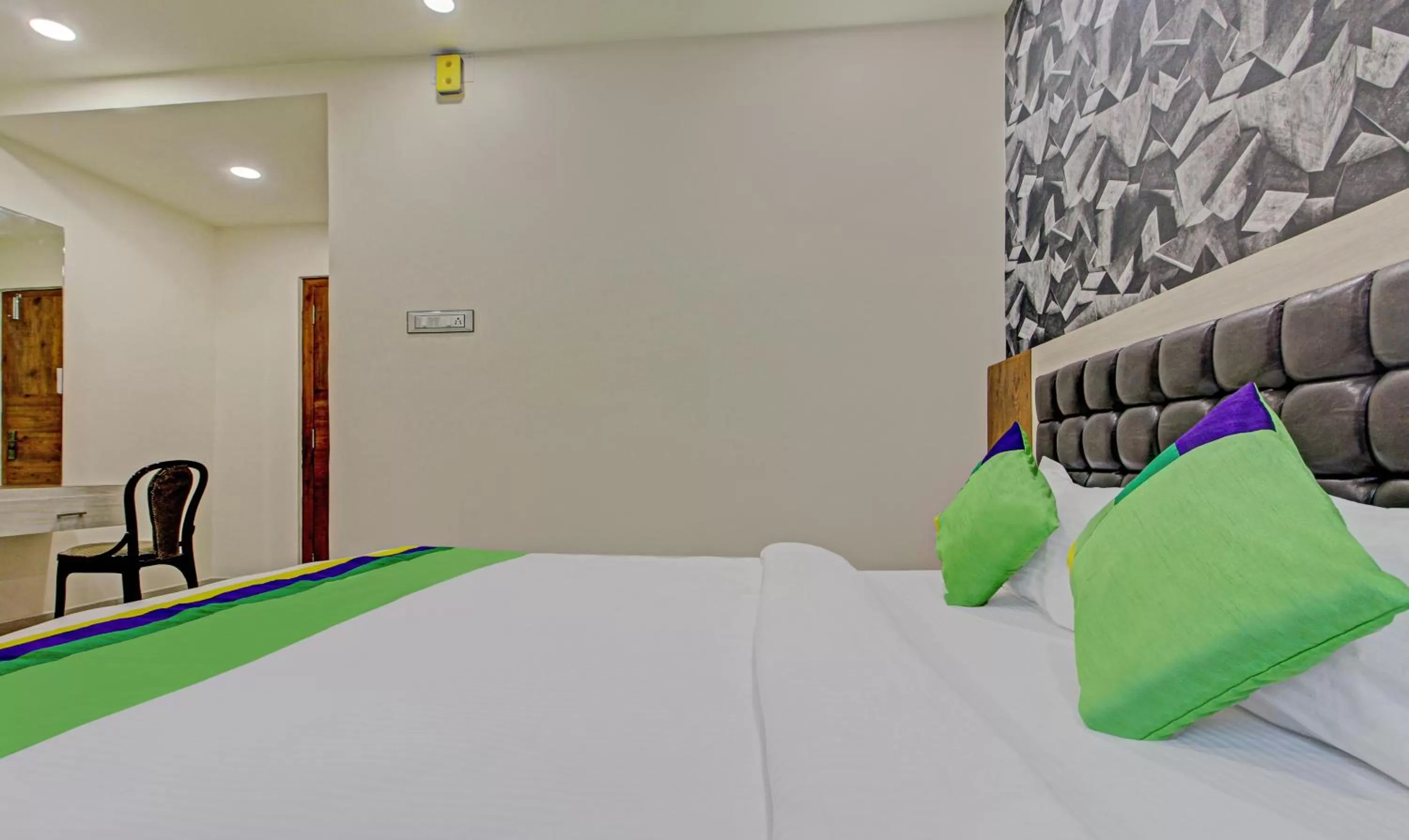 Bedroom, Bed in Treebo Golden Heights