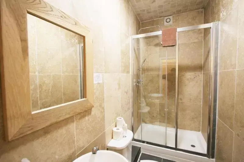 Bathroom in Central Studios Gloucester Place by Roomsbooked