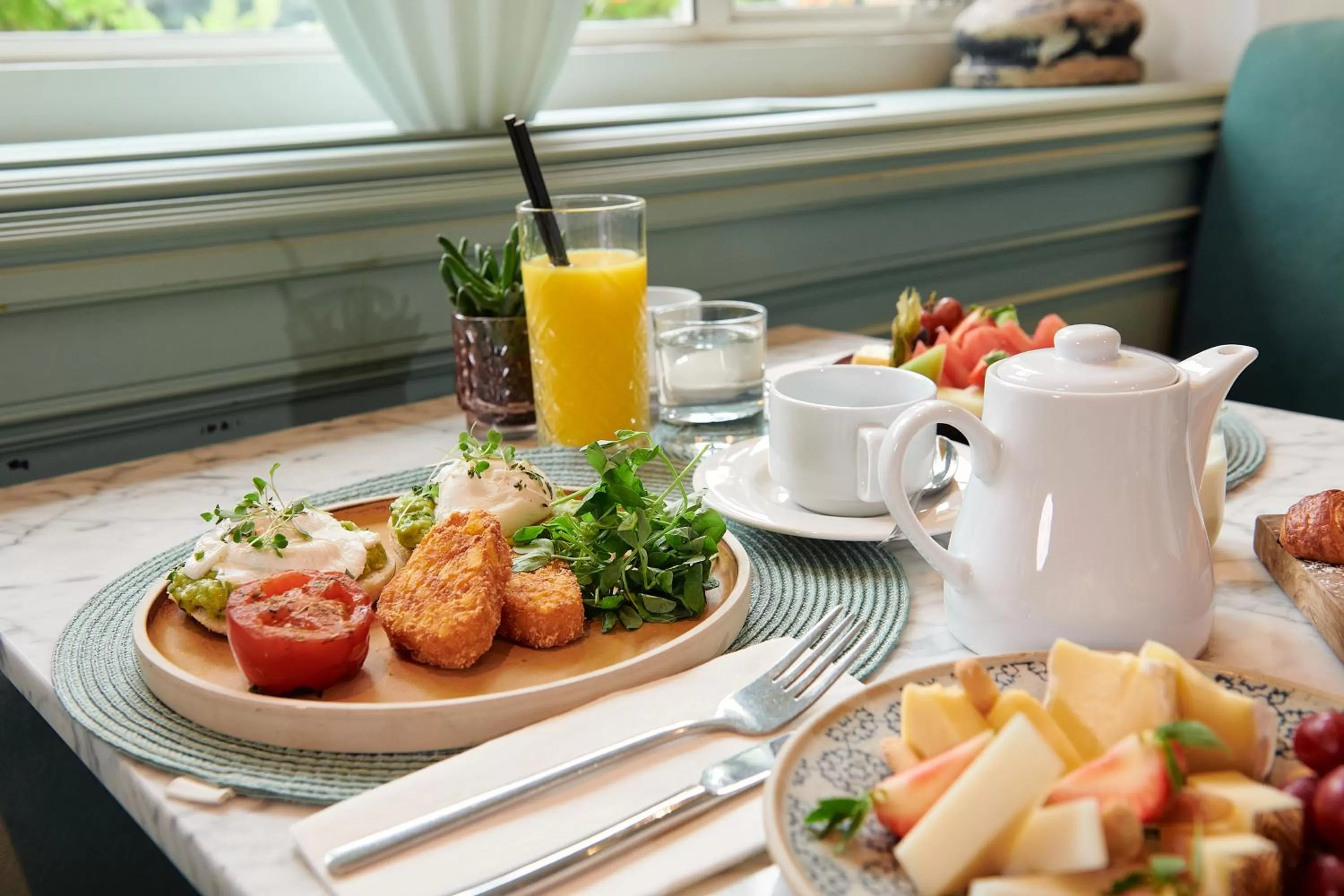 Restaurant/places to eat in Melia White House Hotel