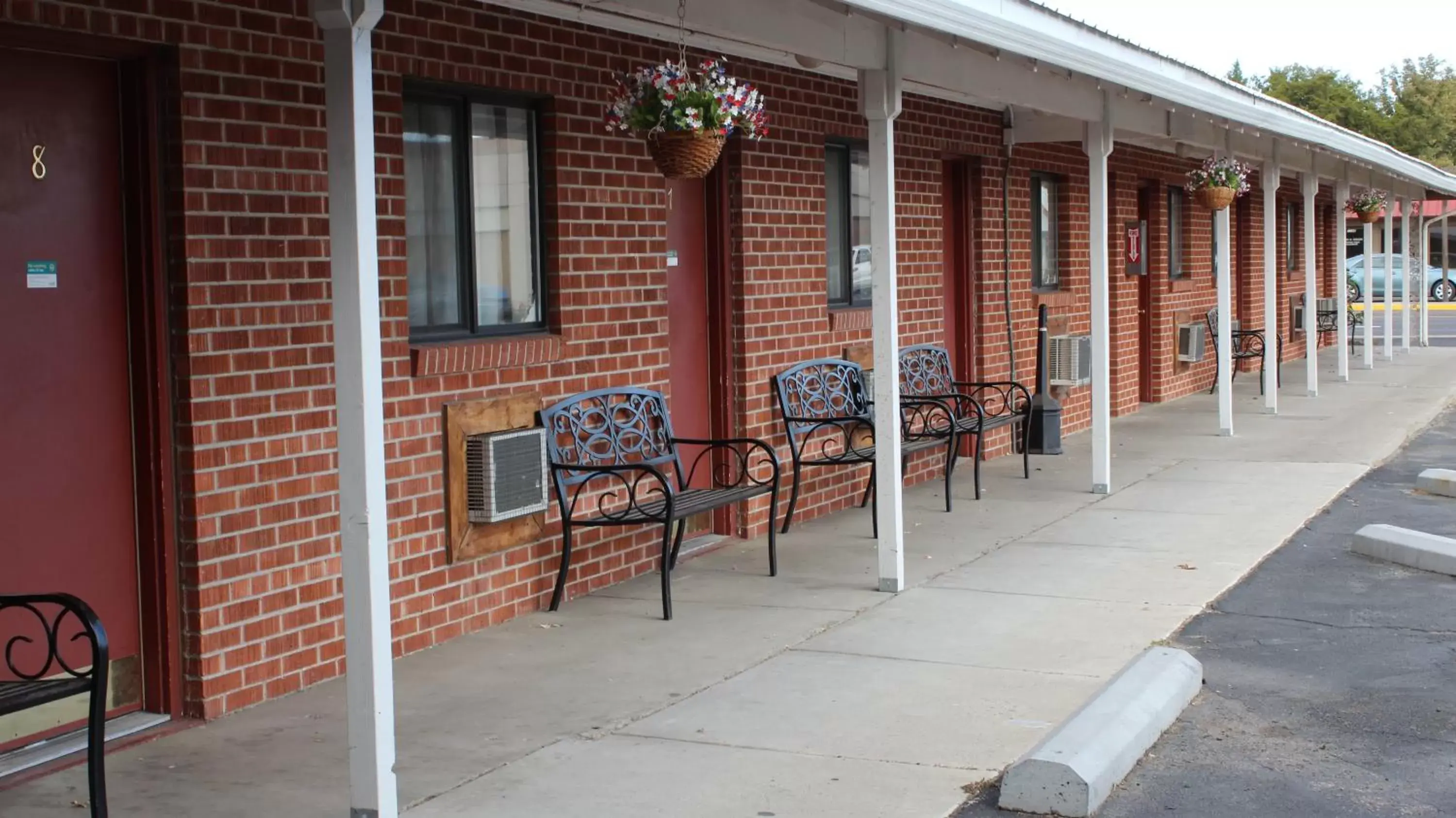 Facade/entrance in Ontario Inn