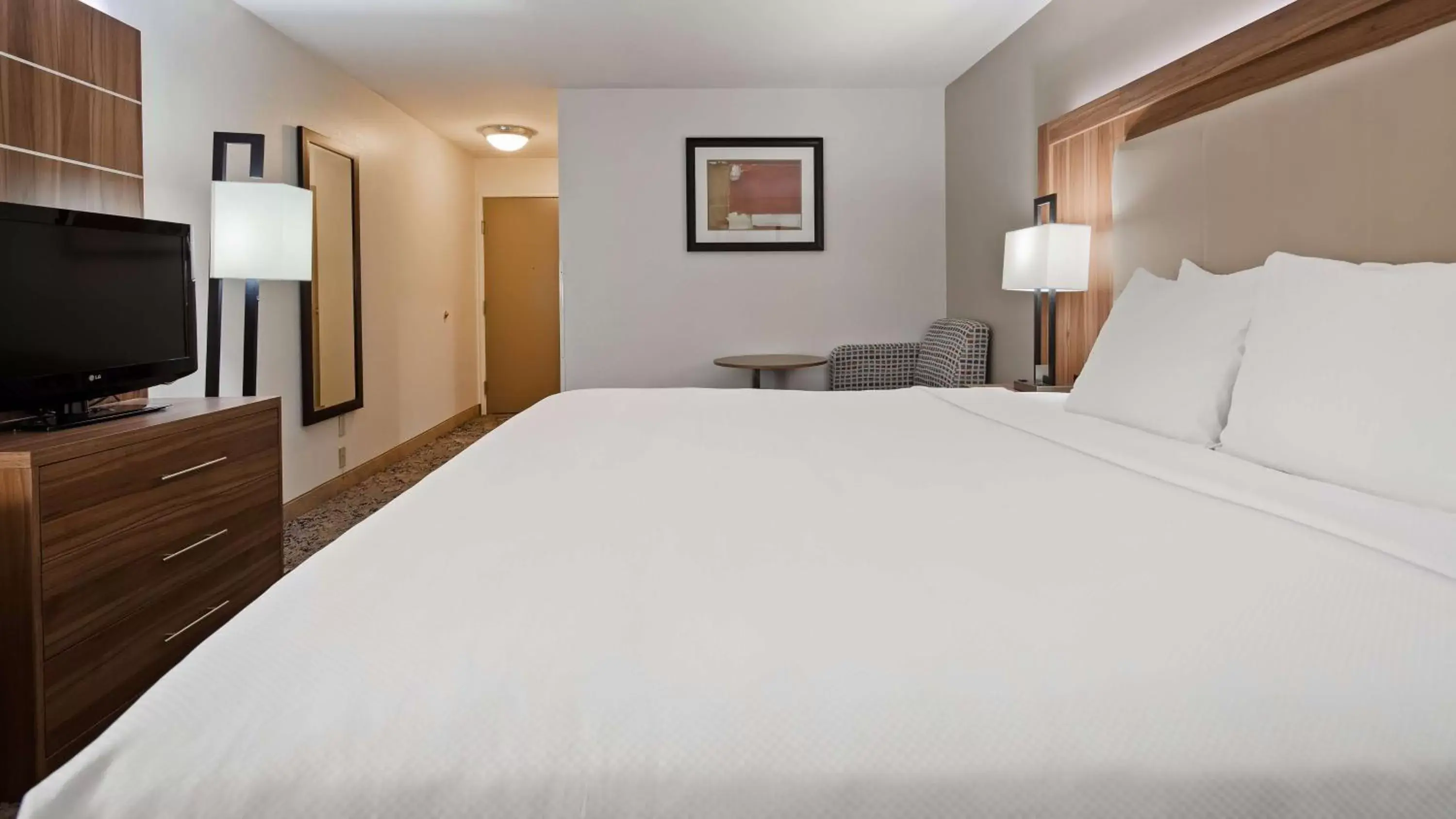 Photo of the whole room, Bed in Best Western Plus Kansas City Airport - KCI East
