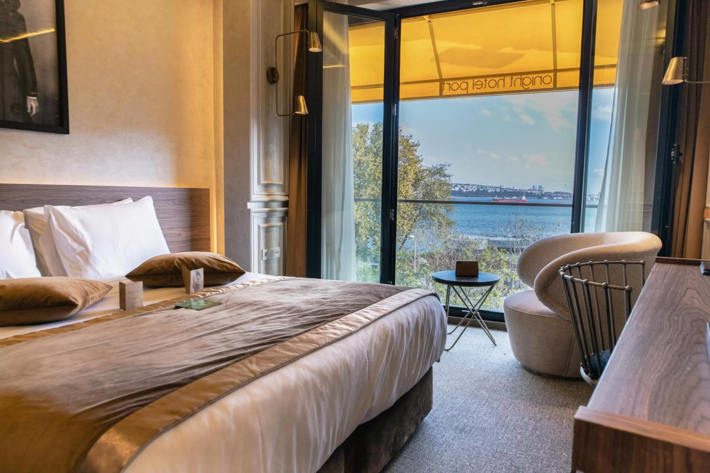 Bed in Tonight Hotel Port