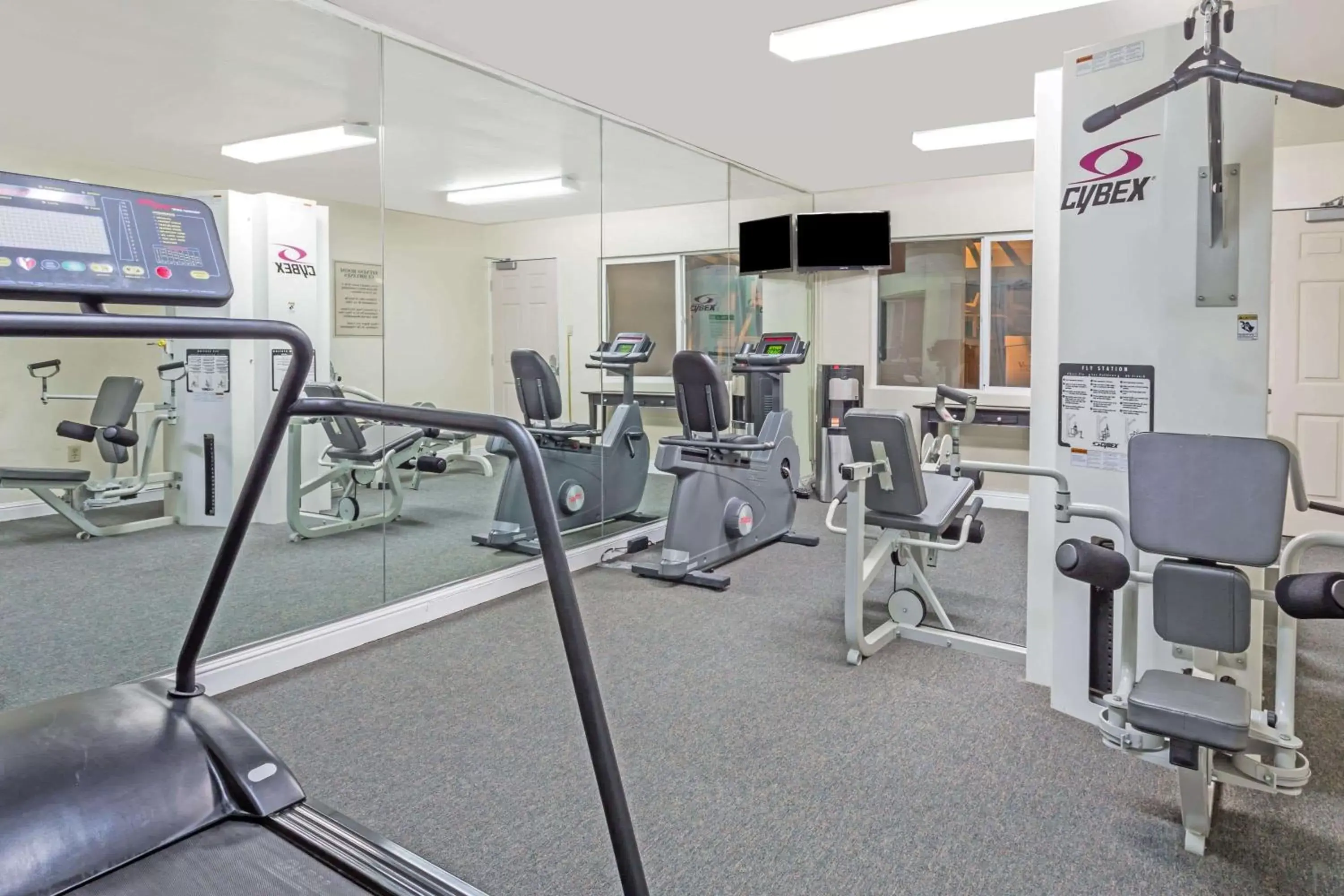 Fitness centre/facilities in Days Inn by Wyndham Novato/San Francisco