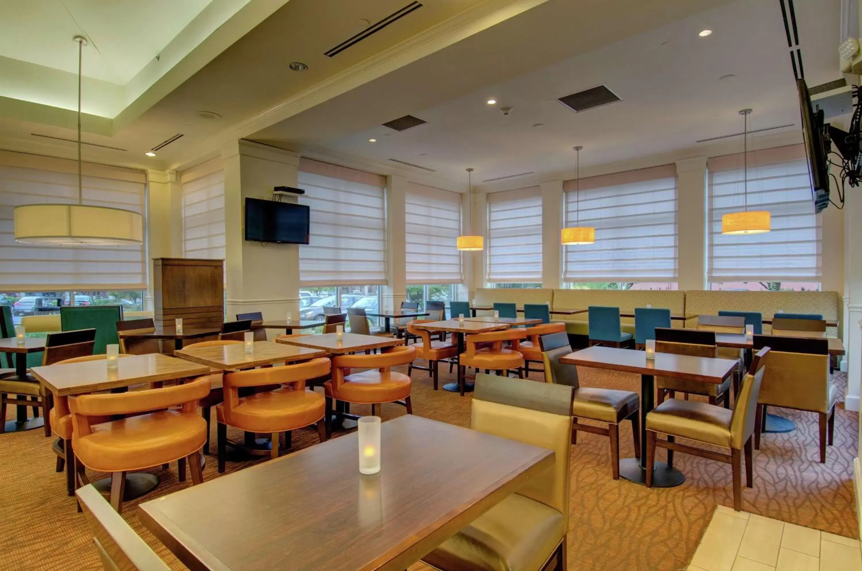 Dining area, Restaurant/Places to Eat in Hilton Garden Inn Norwalk