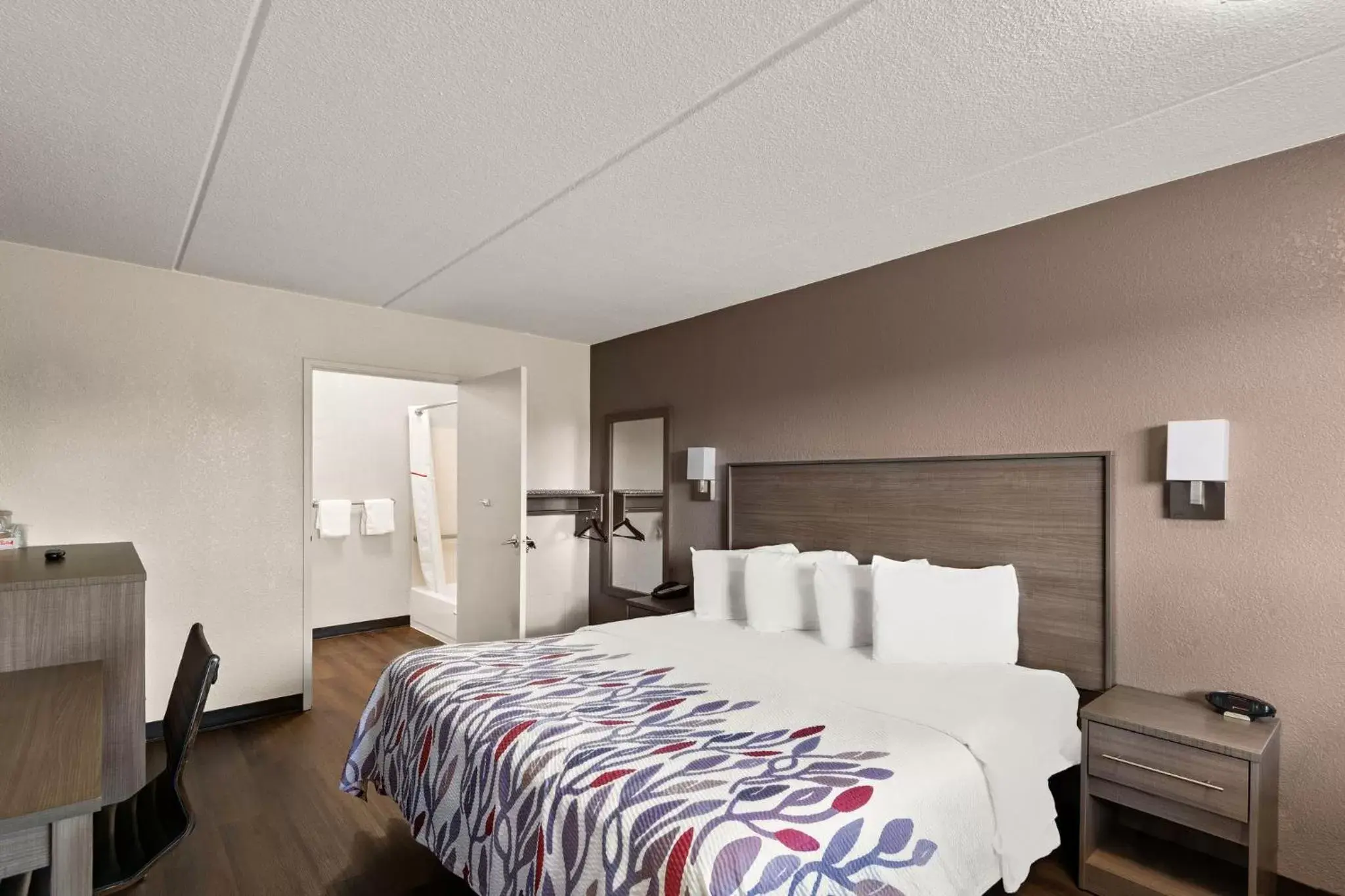 Bedroom, Bed in Red Roof Inn Binghamton - Johnson City