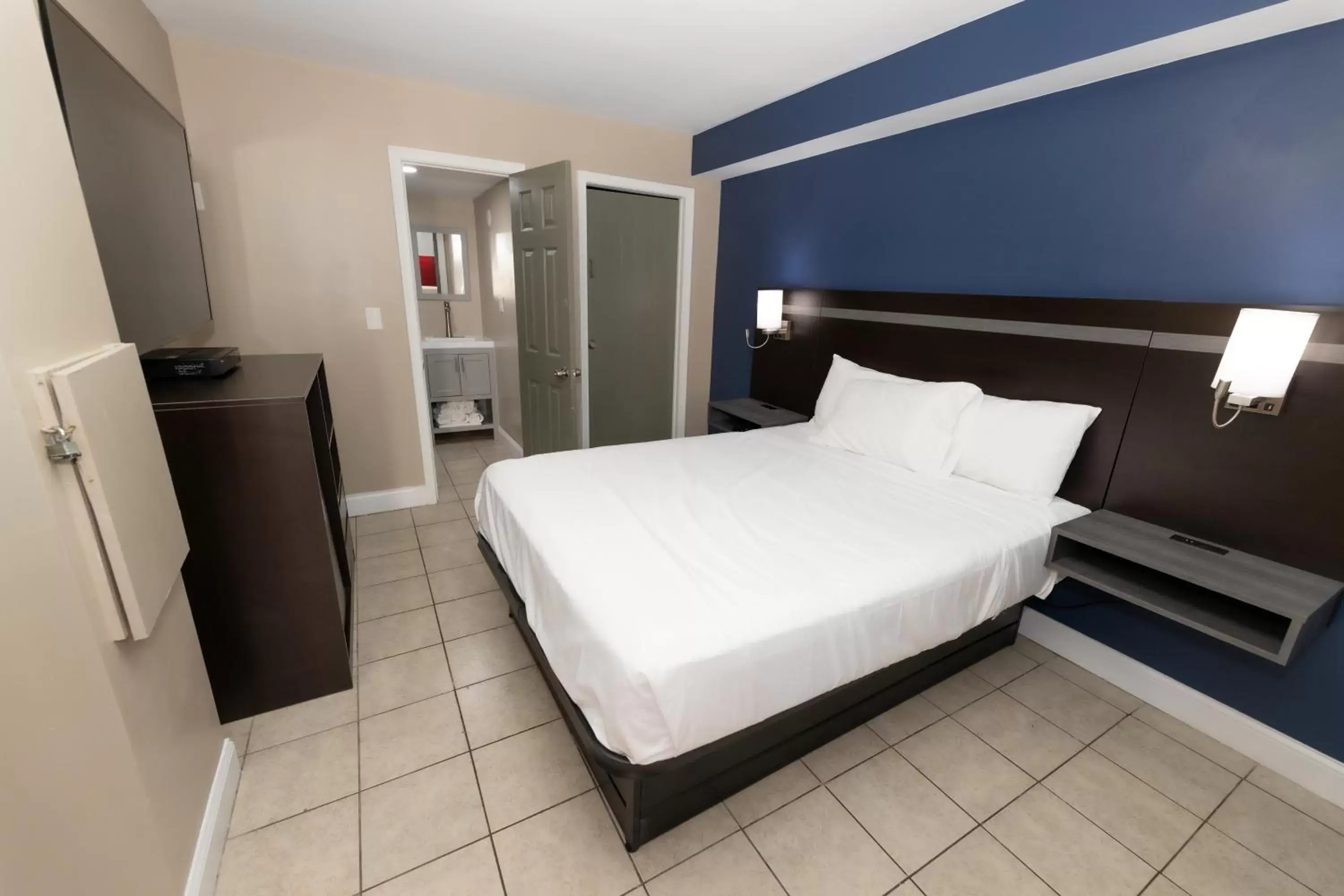 Queen Room in Seaside Sands Inn Queen Room in Seaside Sands Inn