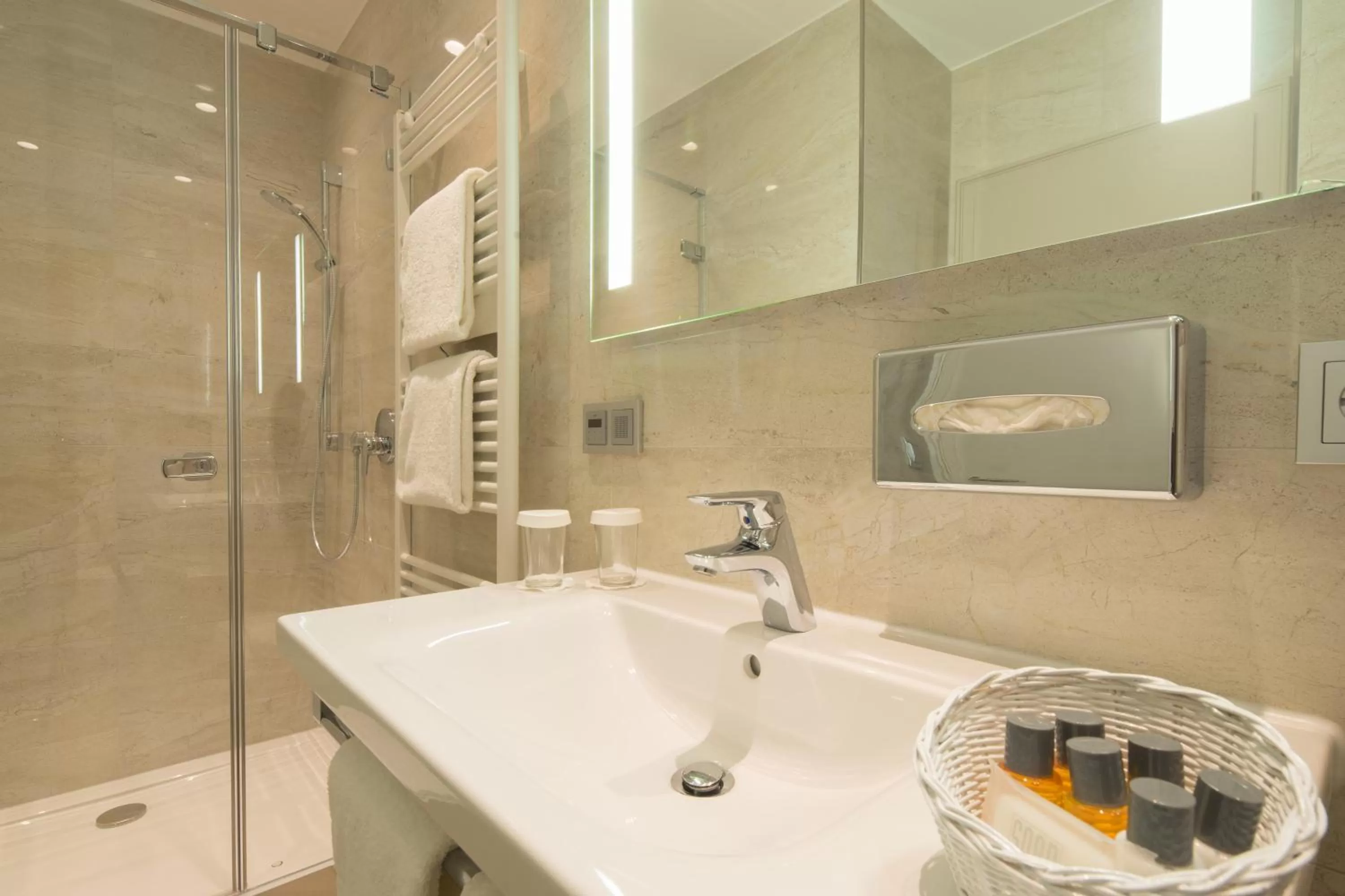 Bathroom in Parkhotel Güldene Berge