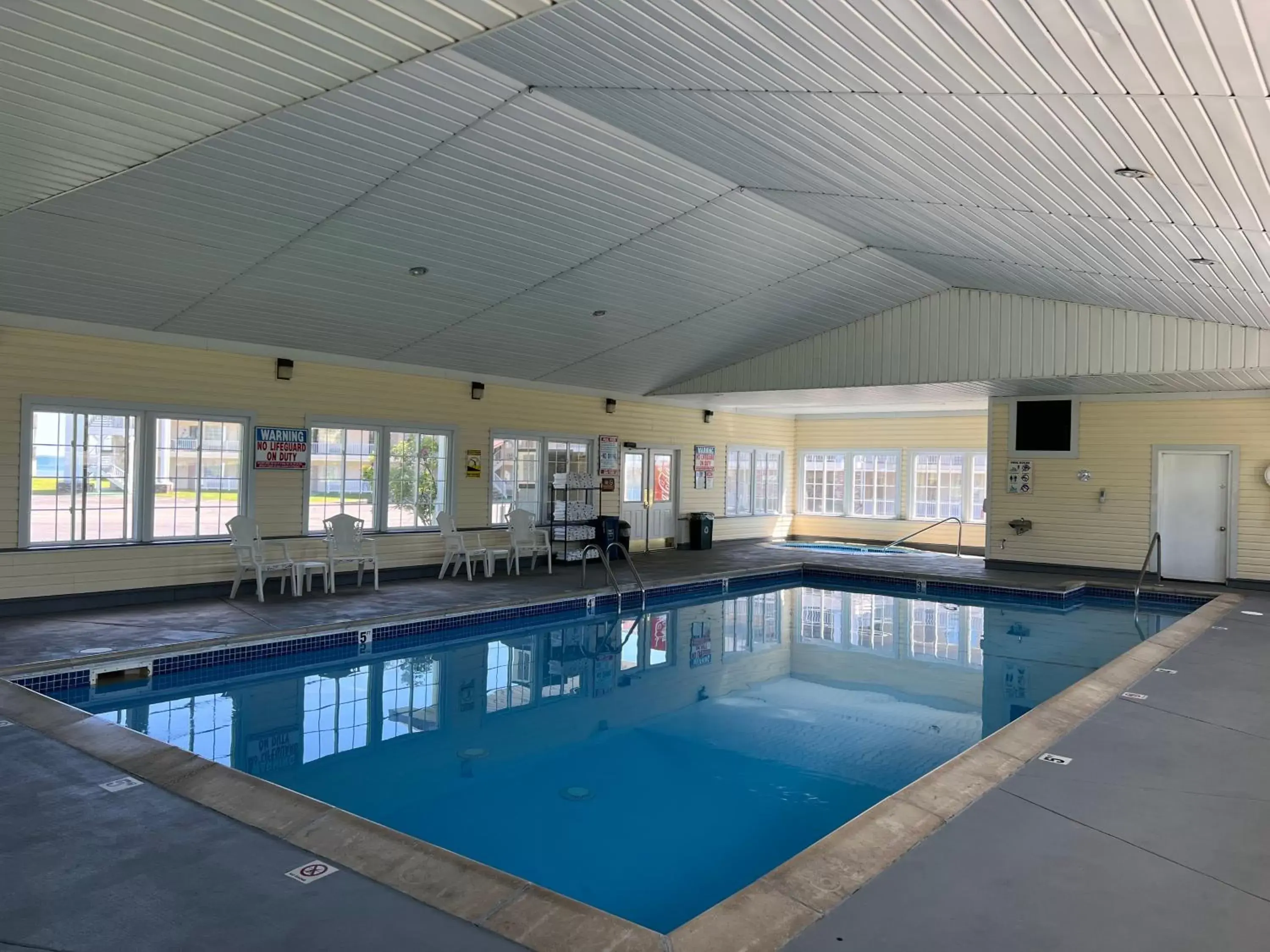 Swimming Pool in Quality Inn Lakefront Saint Ignace