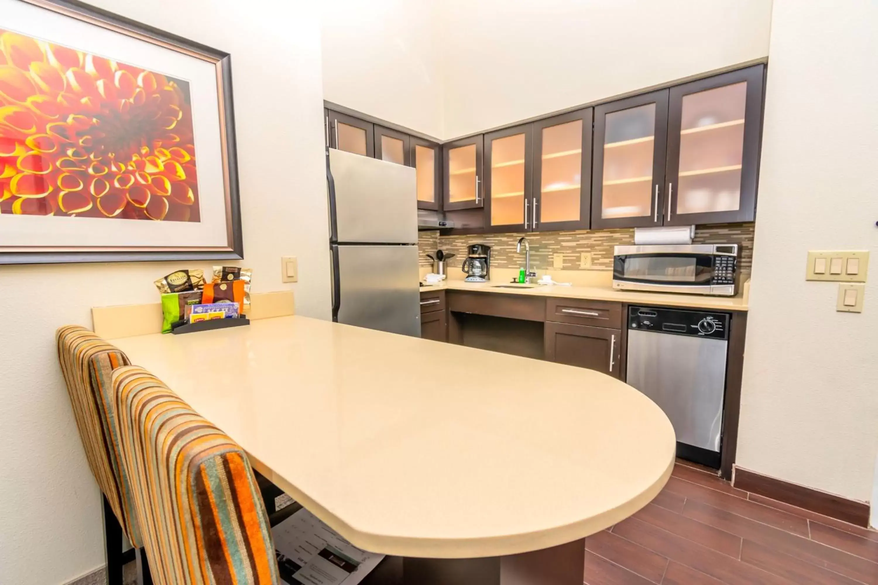 Photo of the whole room, Kitchen/Kitchenette in Staybridge Suites Houston - IAH Airport, an IHG Hotel