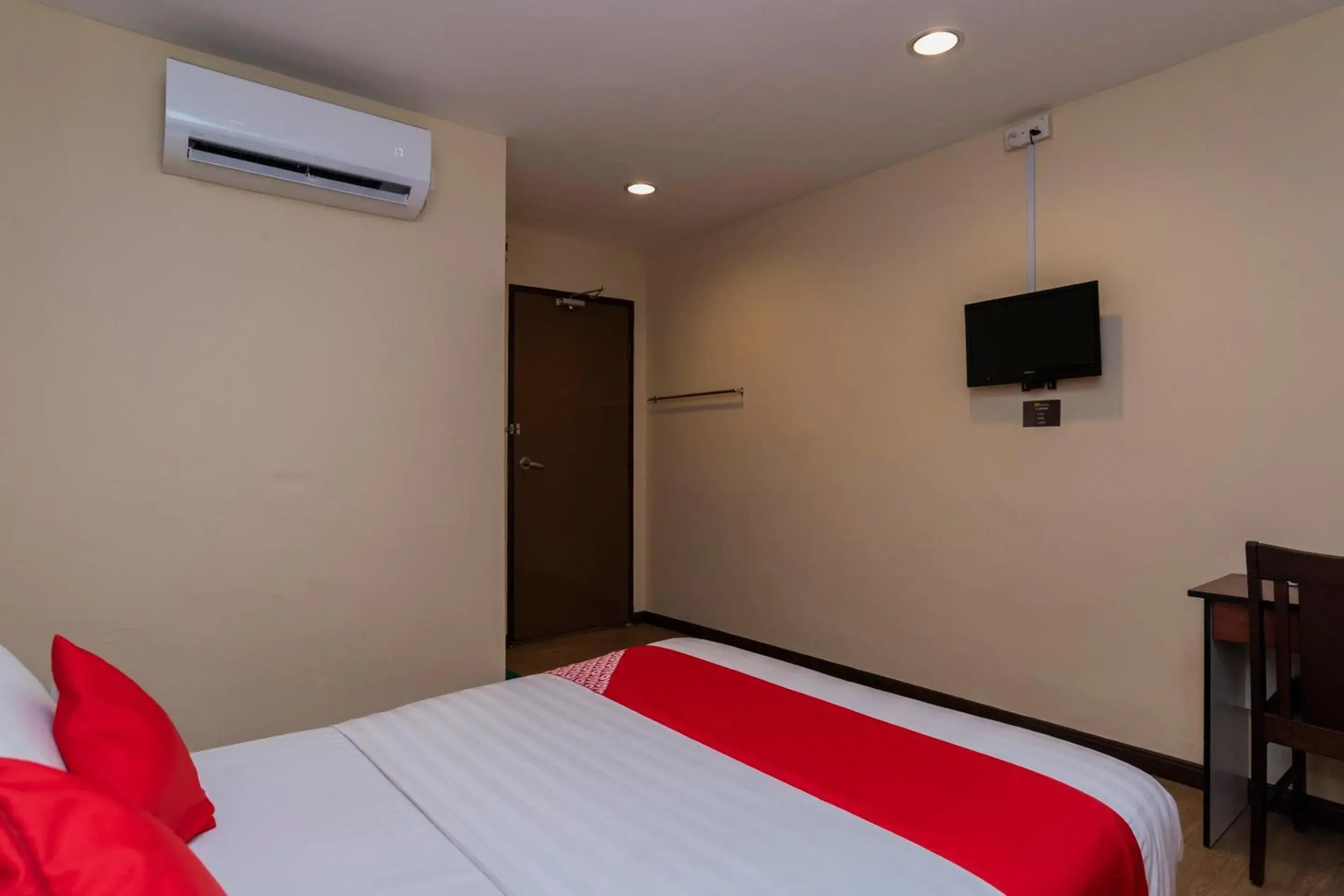 Bedroom, Bed in OYO 44026 98 Hotel