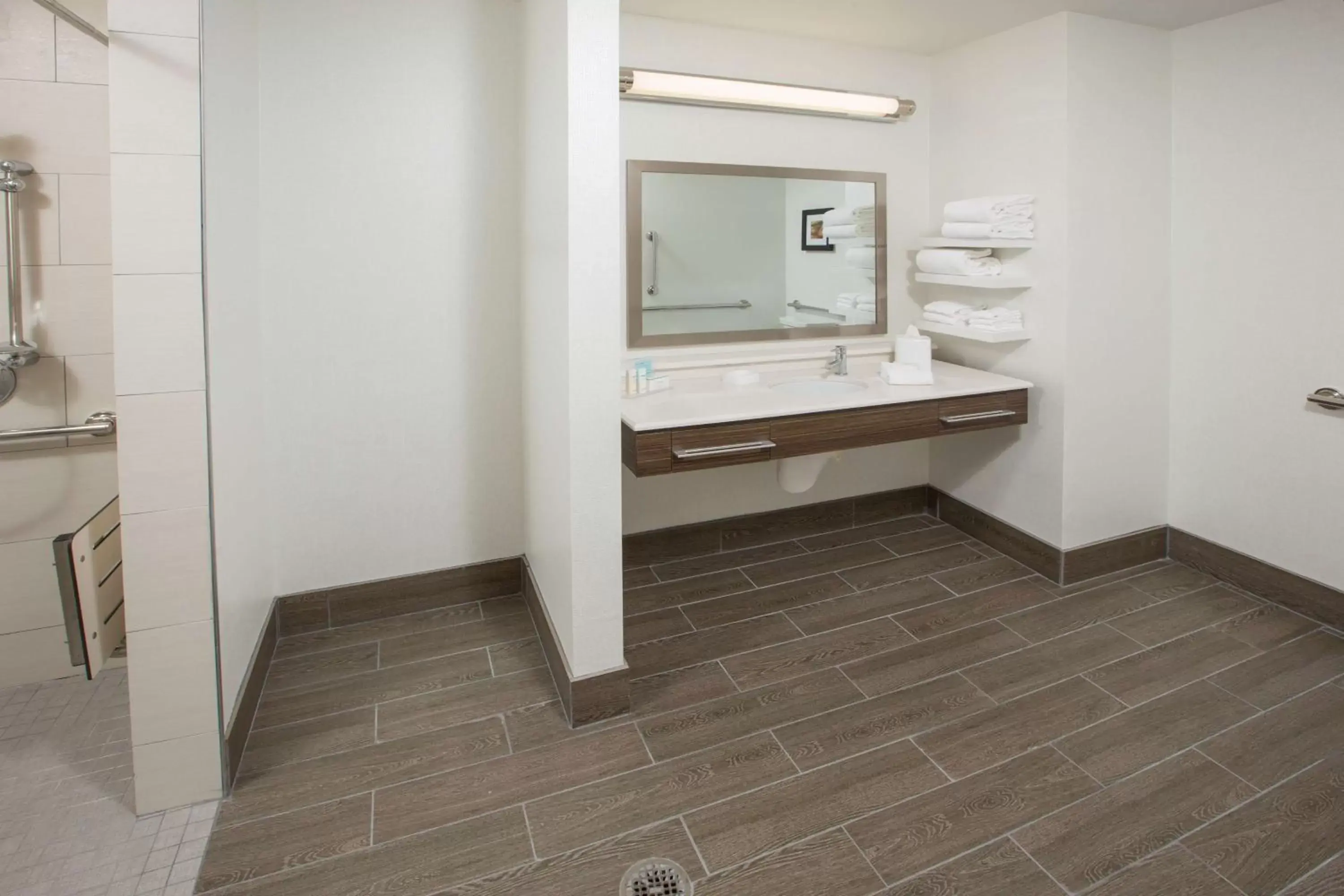 Bed, Bathroom in Hampton Inn & Suites Buellton/Santa Ynez Valley, Ca