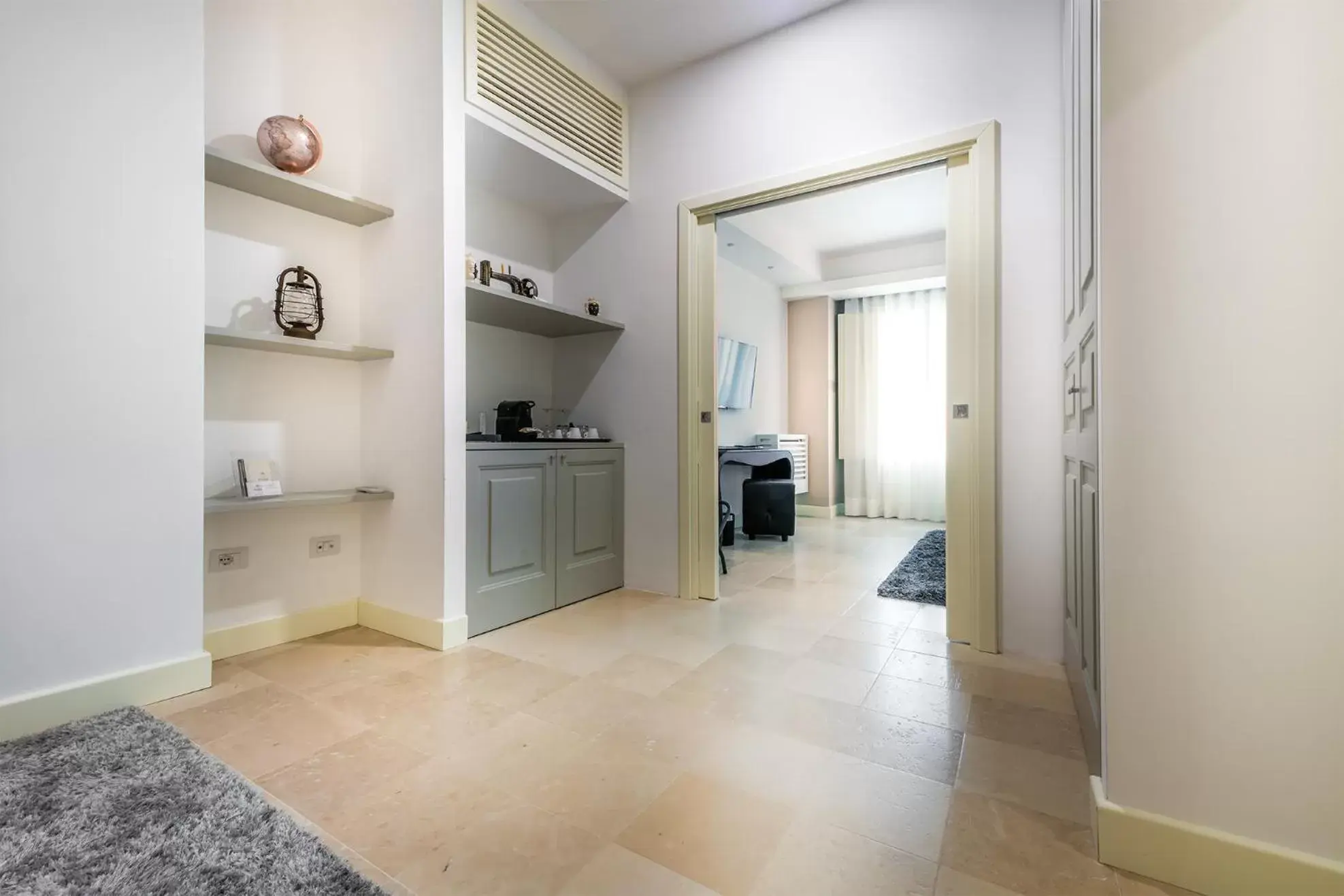 Living room, Kitchen/Kitchenette in Hotel Porta Reale