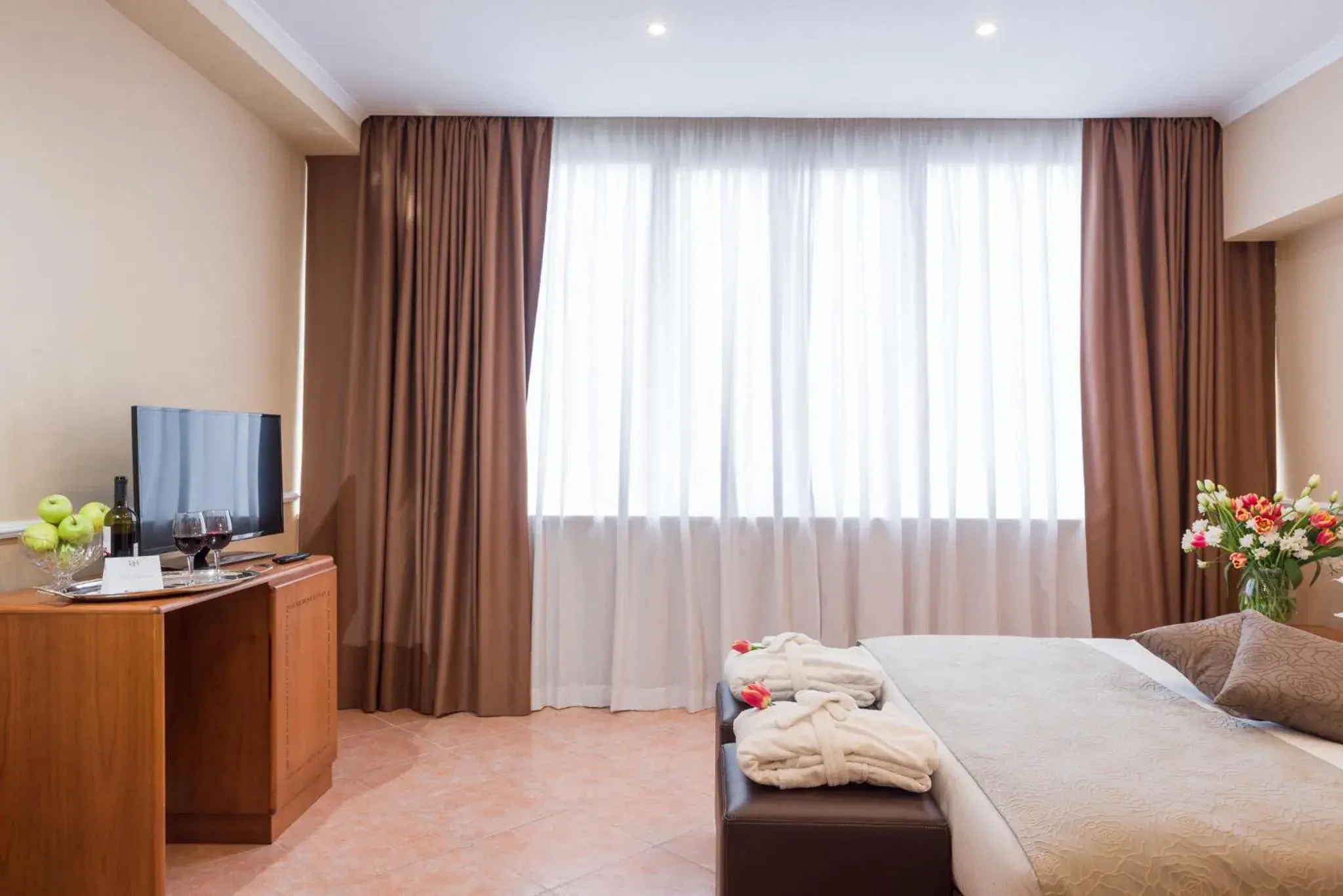 Bedroom, Bed in Raeli Hotel Lux