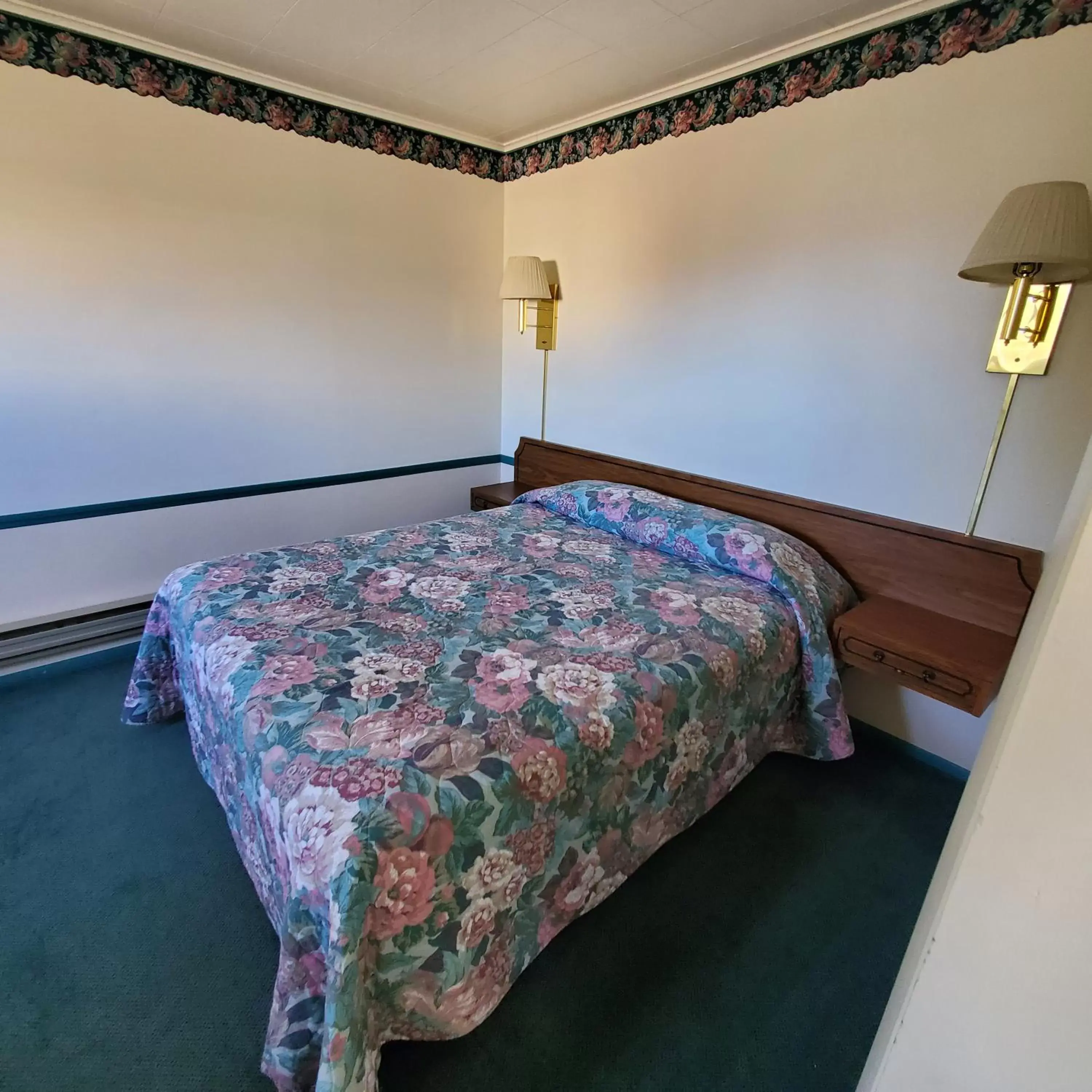 Bed in Robin Hood Motel