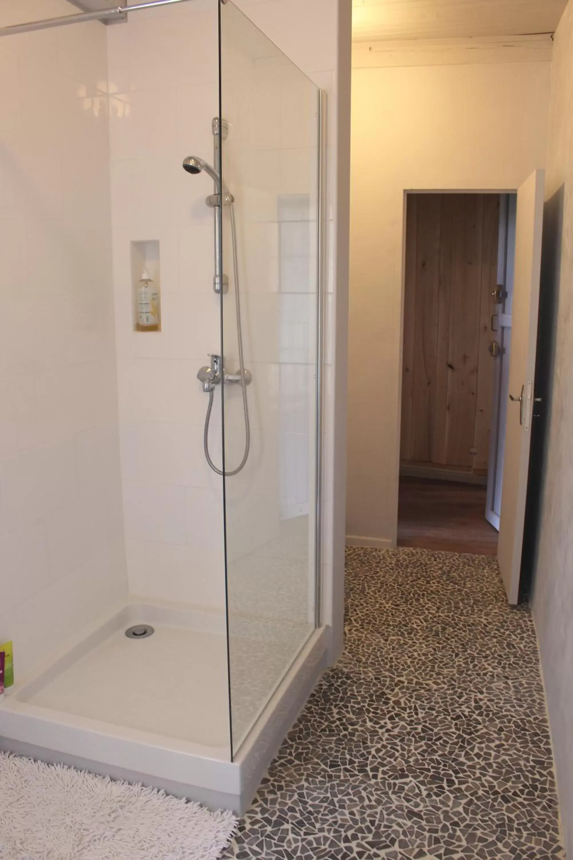 Shower, Bathroom in Chambres et Table d'Hôte Sûn