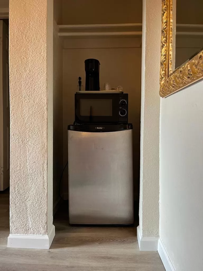 Queen Room in Economy Inn Paso Robles