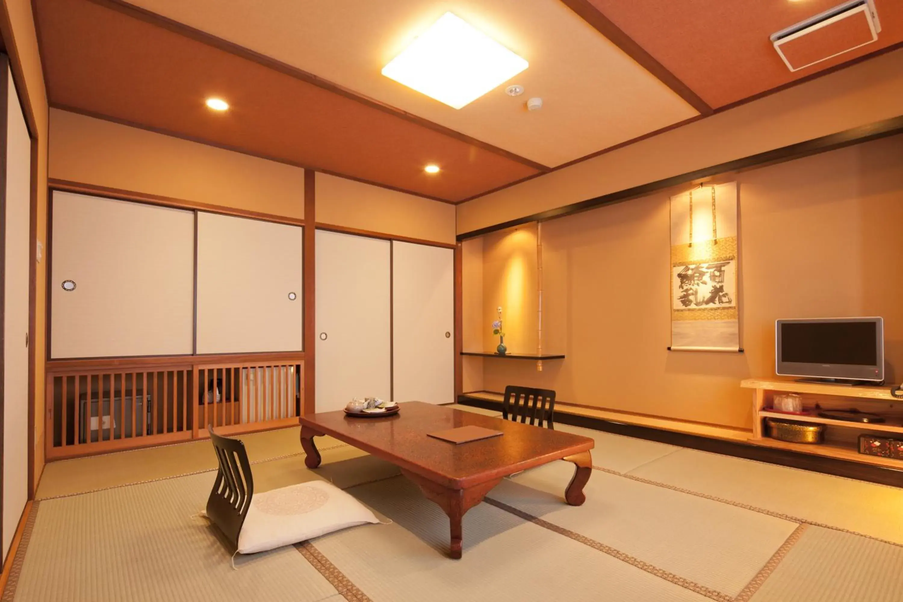 Photo of the whole room, Seating Area in Ryokan Oomuraya