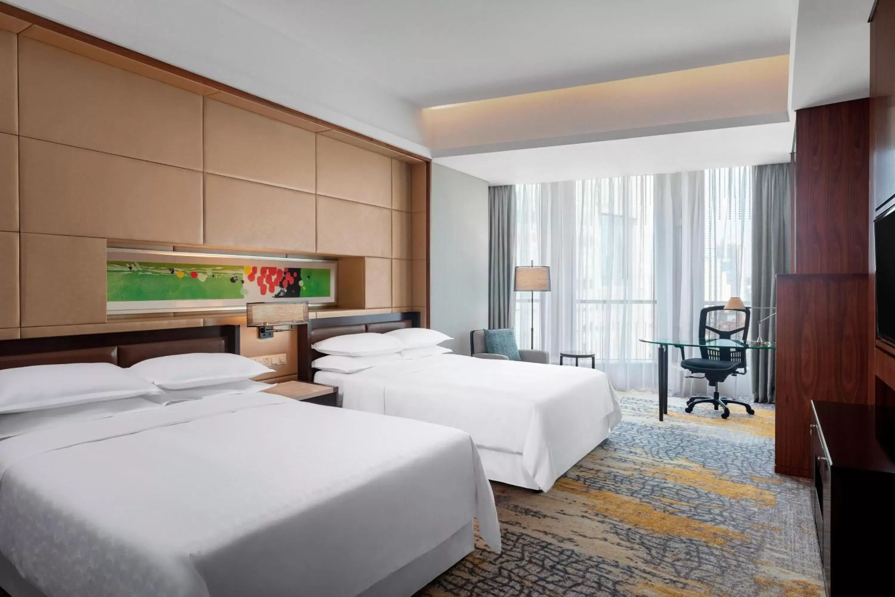 Photo of the whole room, Bed in Sheraton Grand Shanghai Pudong Hotel & Residences