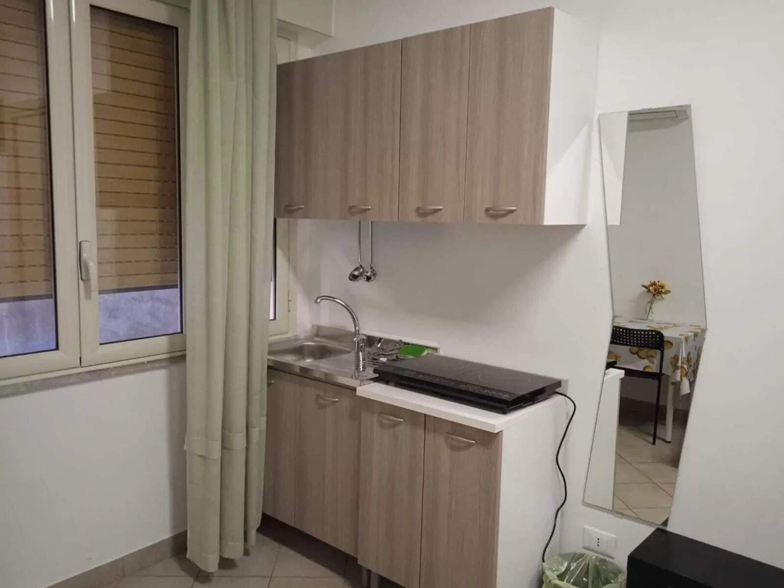 Kitchen or kitchenette in B&B Into Palermo Rooms vicino al teatro Massimo