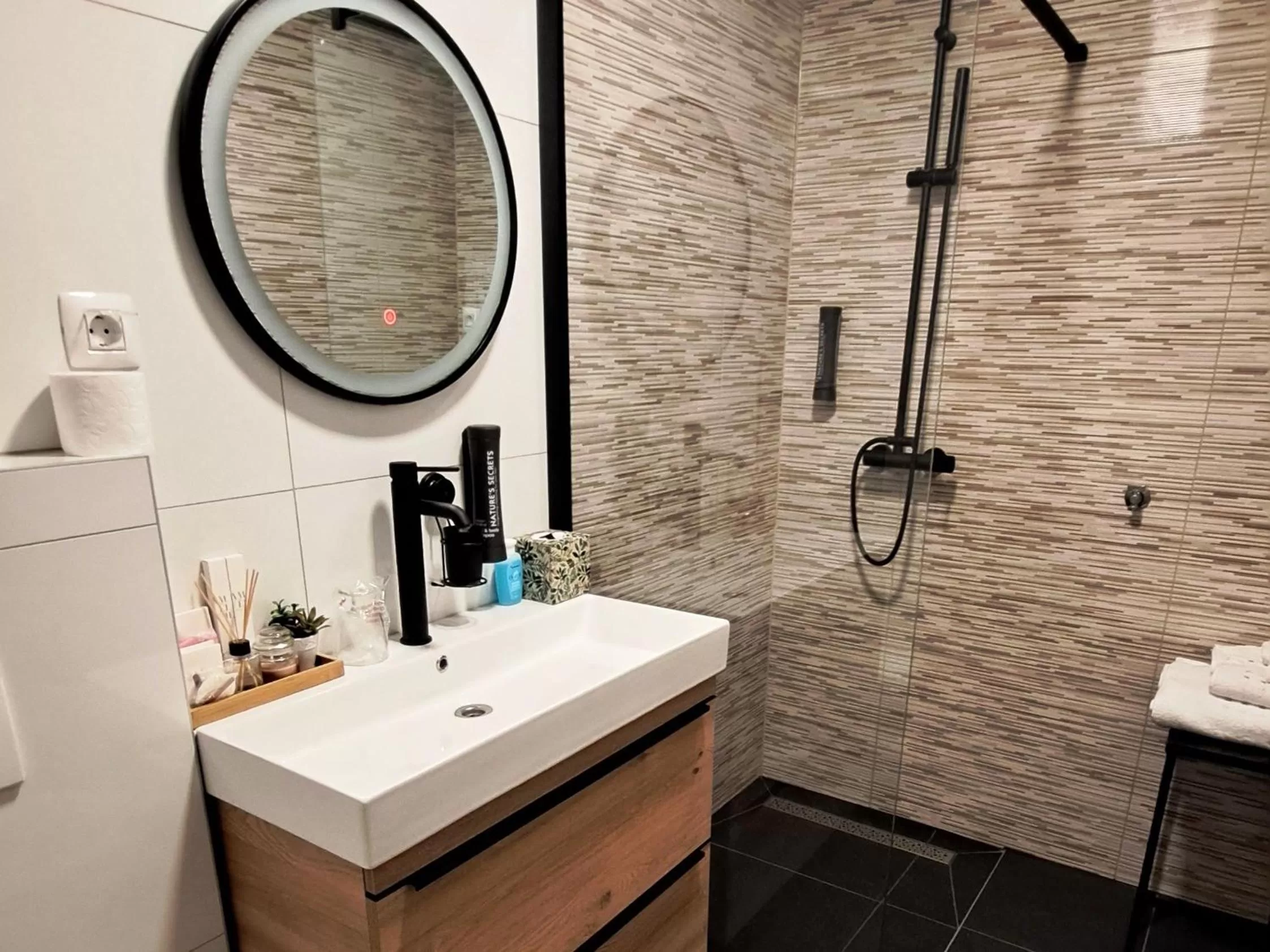 Shower in Arcobaleno Apartments & Rooms