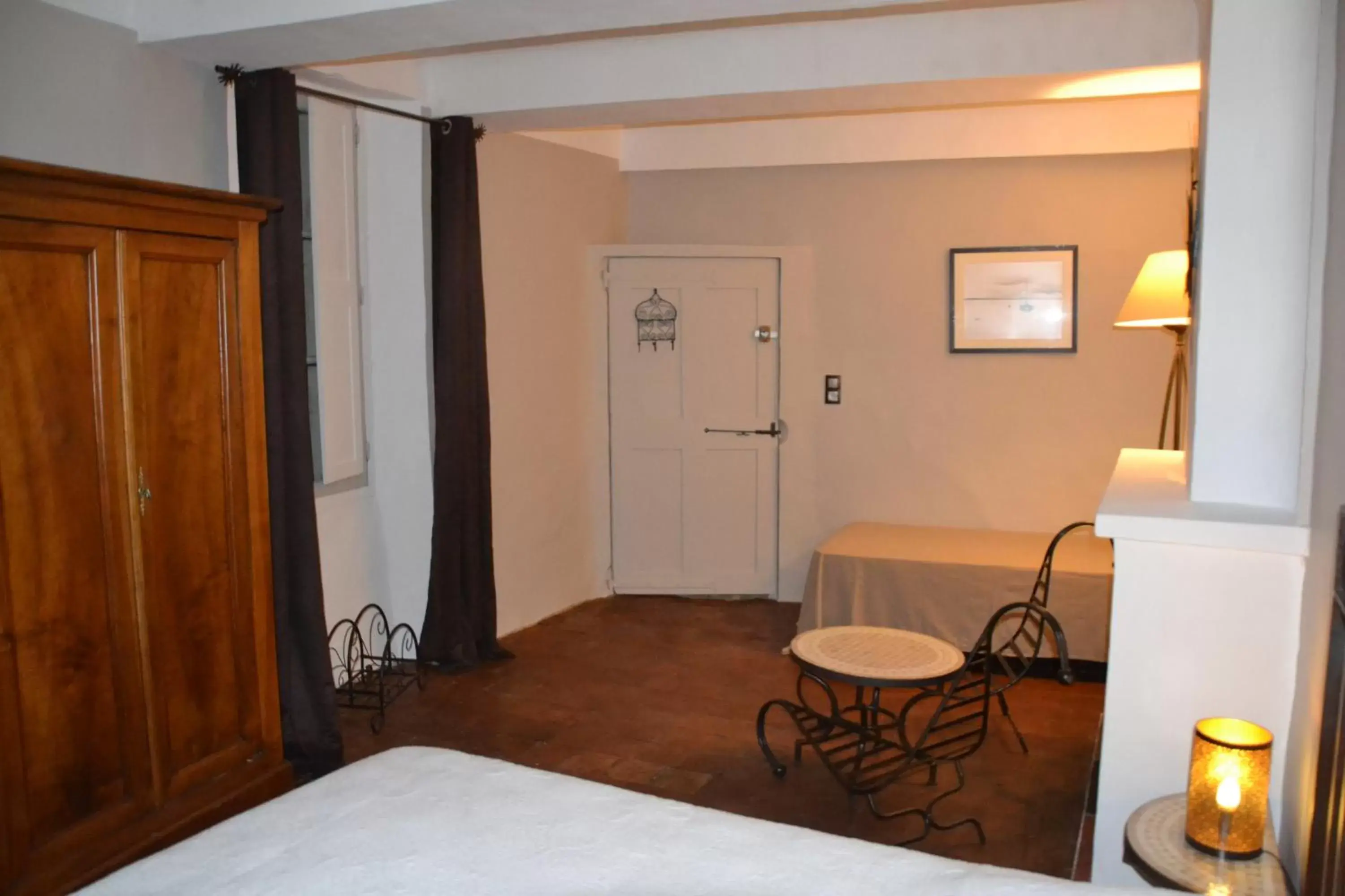 Photo of the whole room, Bed in Maison Saint Louis avec Jacuzzi